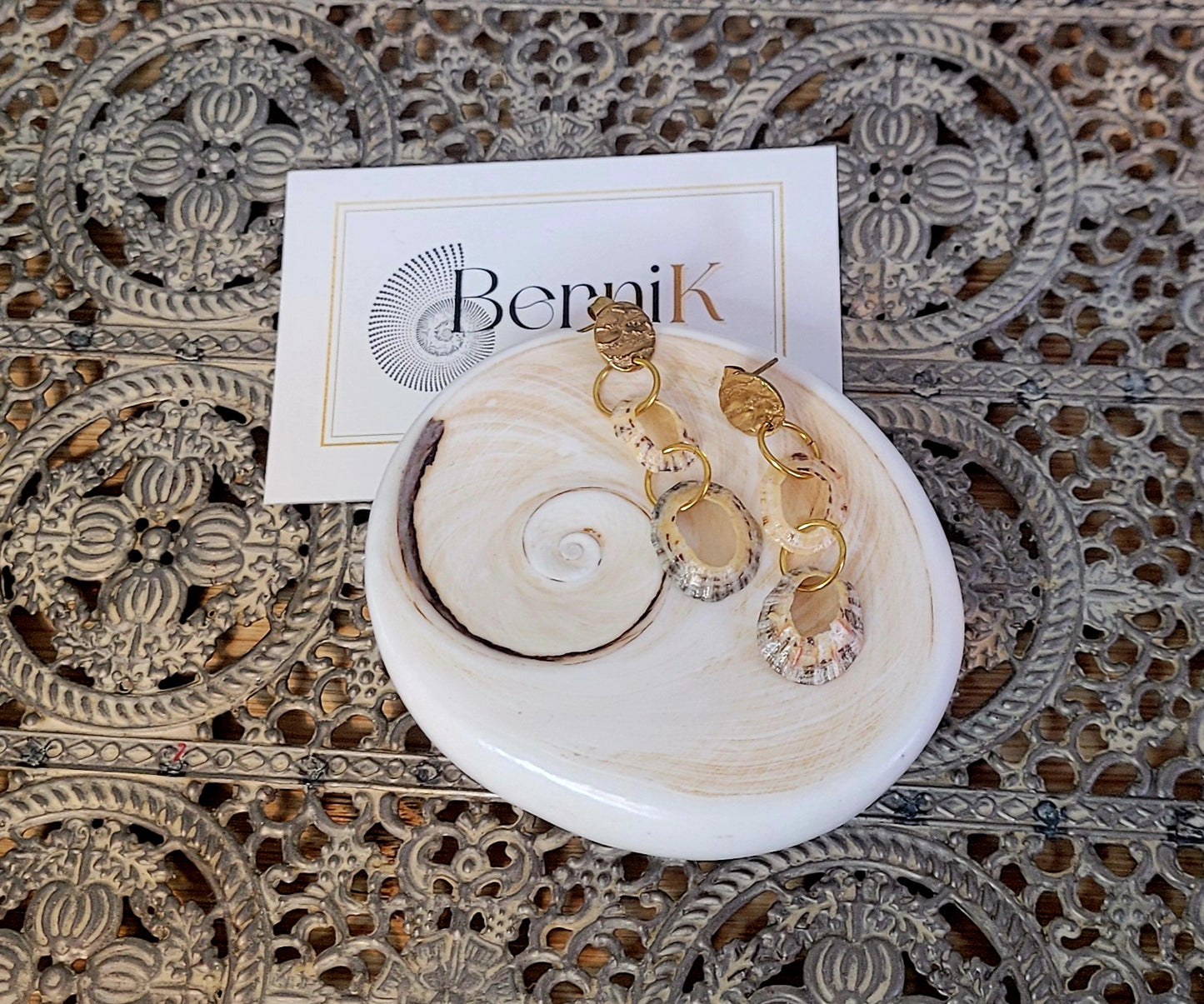 Bijoux raffinés en coquillages de berniques assemblés en grappes sur crochets dorés.