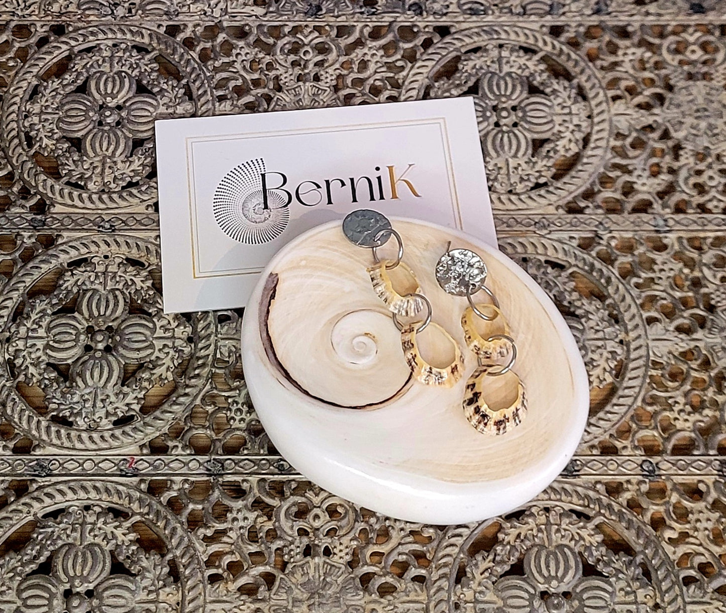 Créoles avec coquillages de berniques en grappes, légères et uniques.