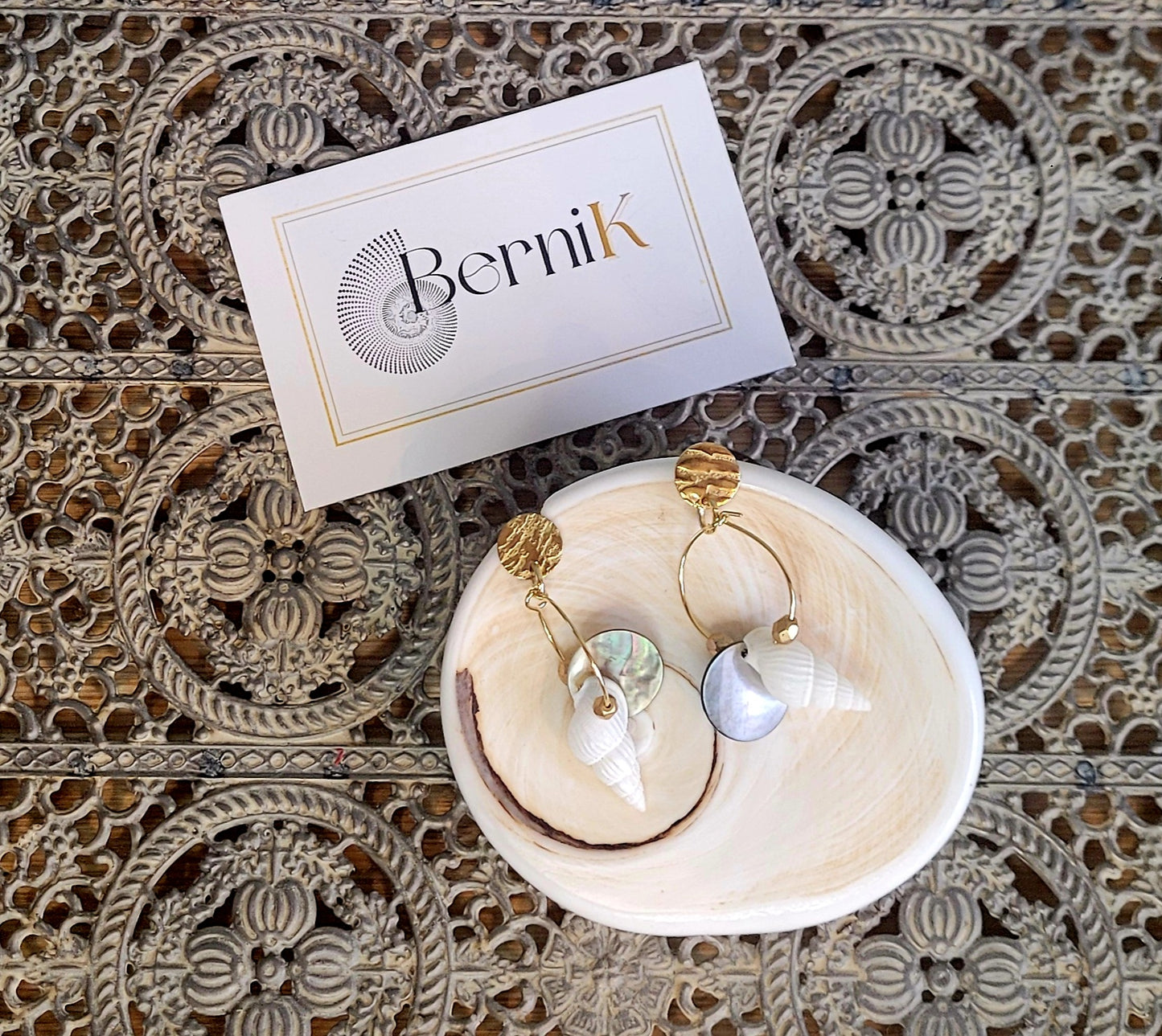 Bijoux raffinés en coquillages de blancs assemblés et nacre grise, acier inoxydable doré.