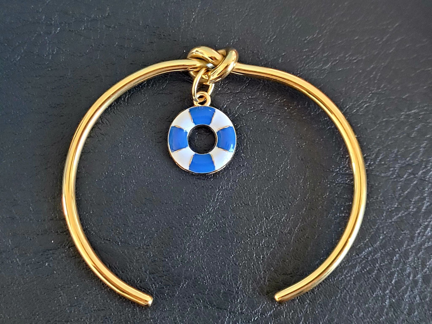 Bracelet chic en acier inoxydable doré, breloque bouée bleu et blanc, idéal pour un look frais et raffiné, passion mer.