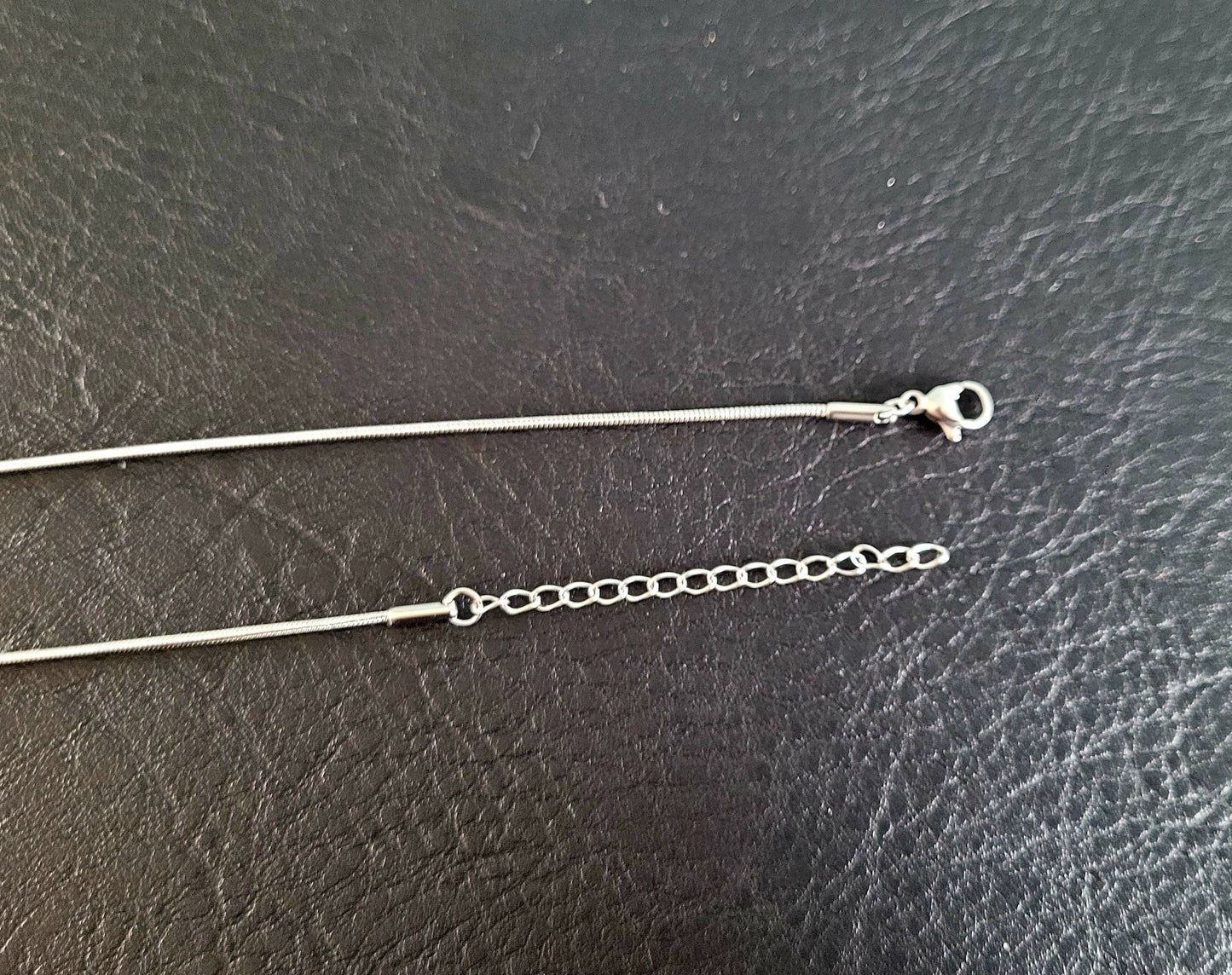 Pratique cette chaine ajustable en fonction de votre décolleté.