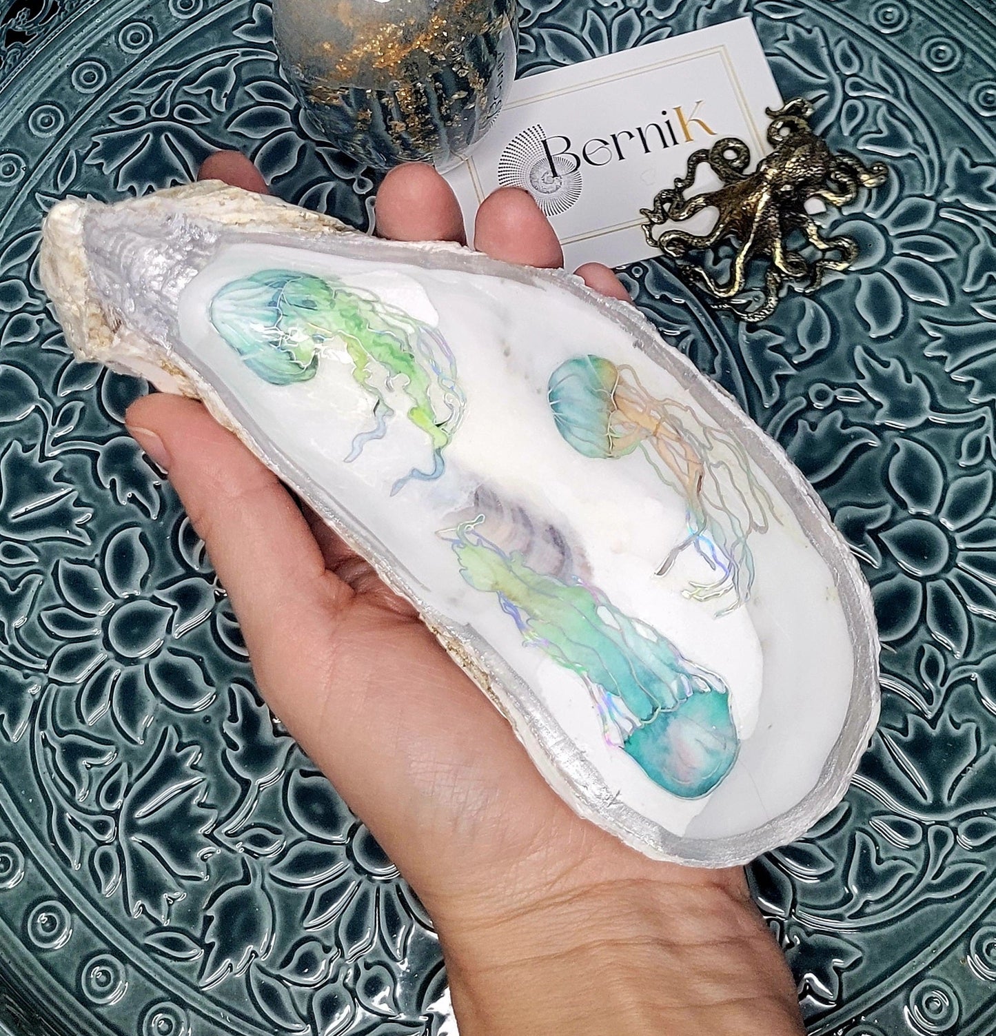 Vide-poche artisanal en nacre naturelle, orné de motifs de méduses vertes.