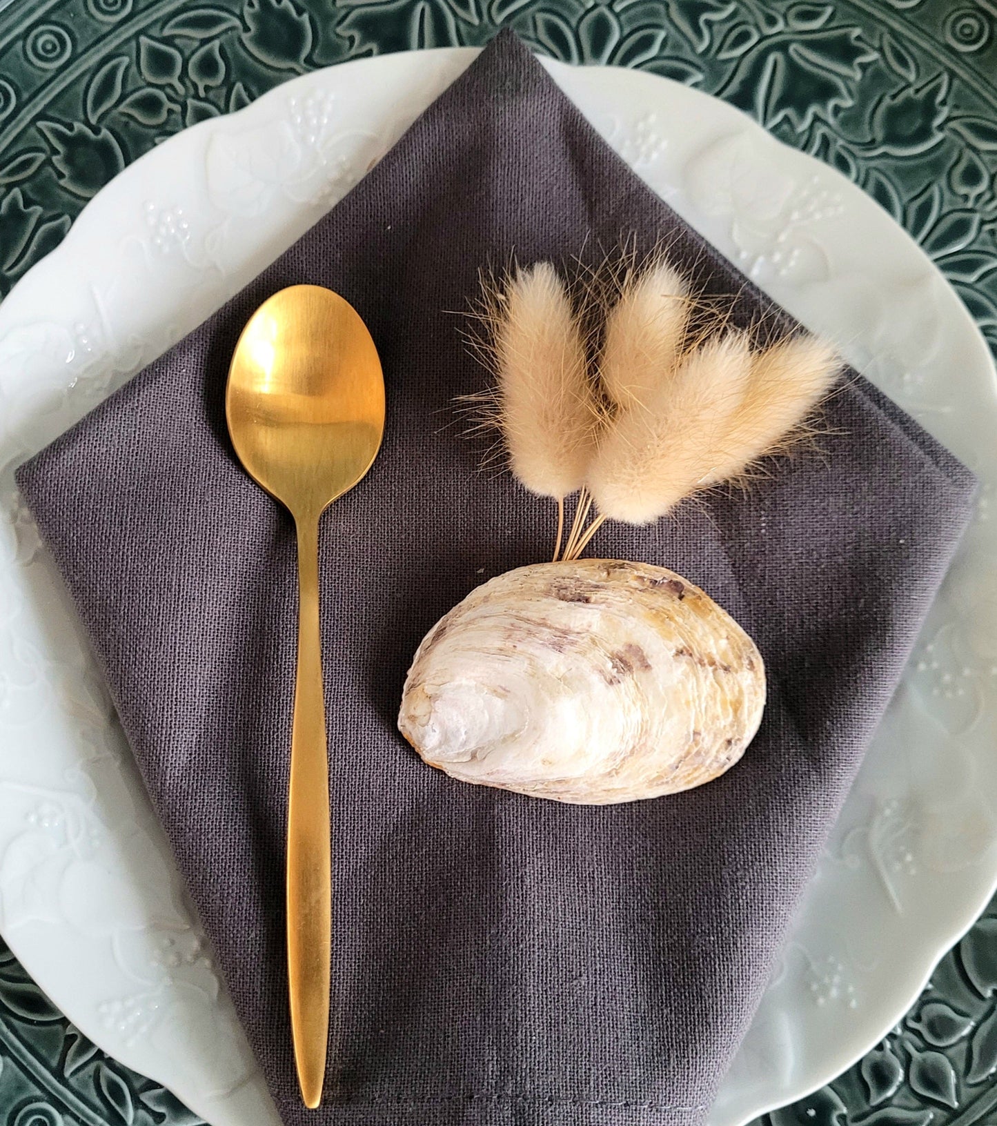Coquillage d’huître avec prénom peint, finition à la main pour une décoration de table élégante.