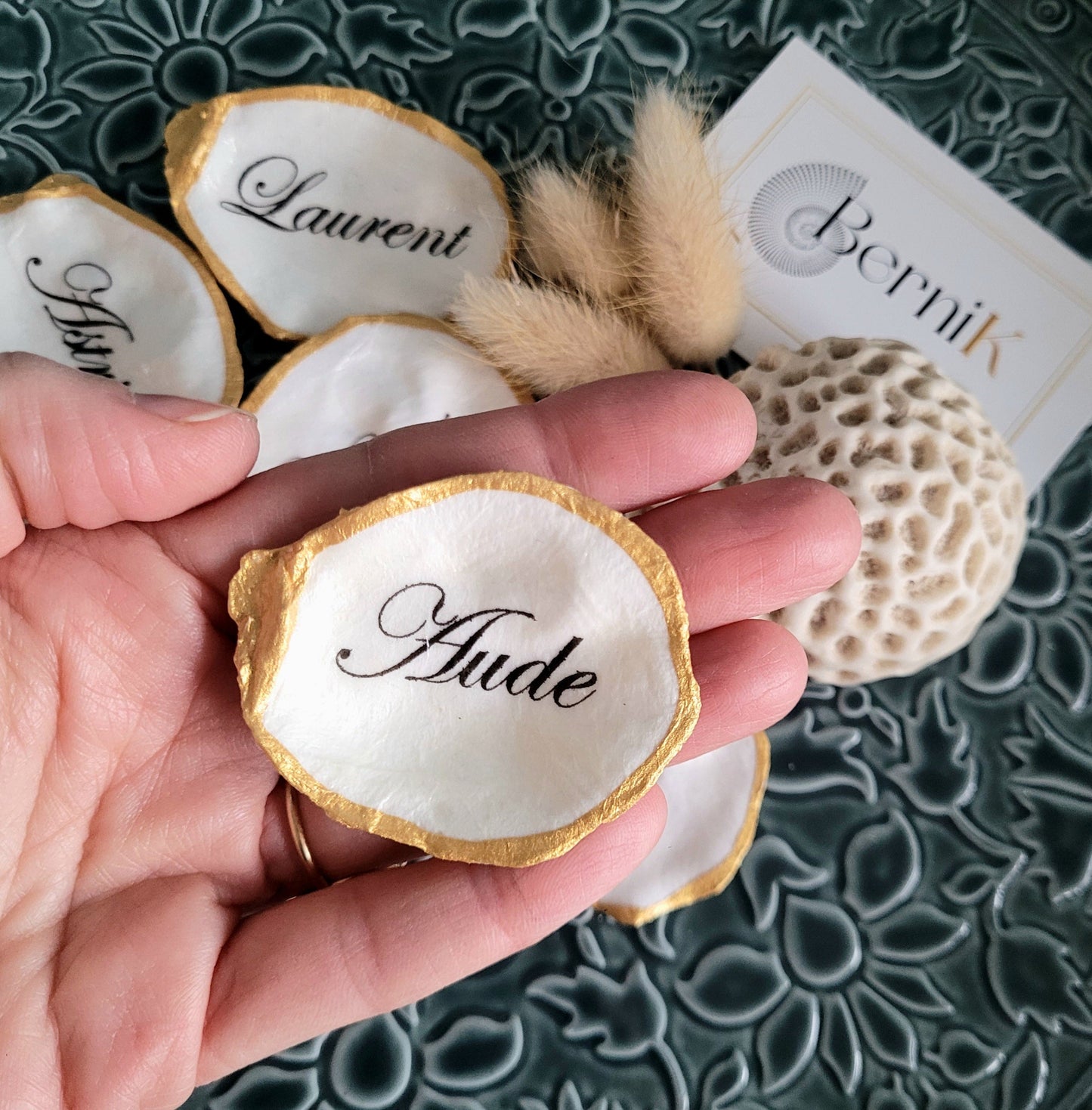 Coquille d’huître nettoyée et poncée, transformée en un élégant marque-place avec liseré peint.