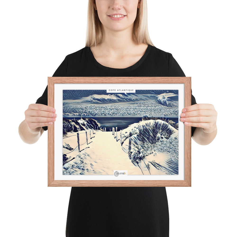 Plage tranquille avec des vagues frappant les dunes de sable