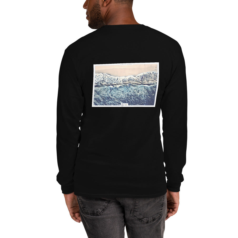 T-shirt en coton de haute qualité, orné d'une illustration aérienne de la côte, alliant style et confort pour une allure maritime.