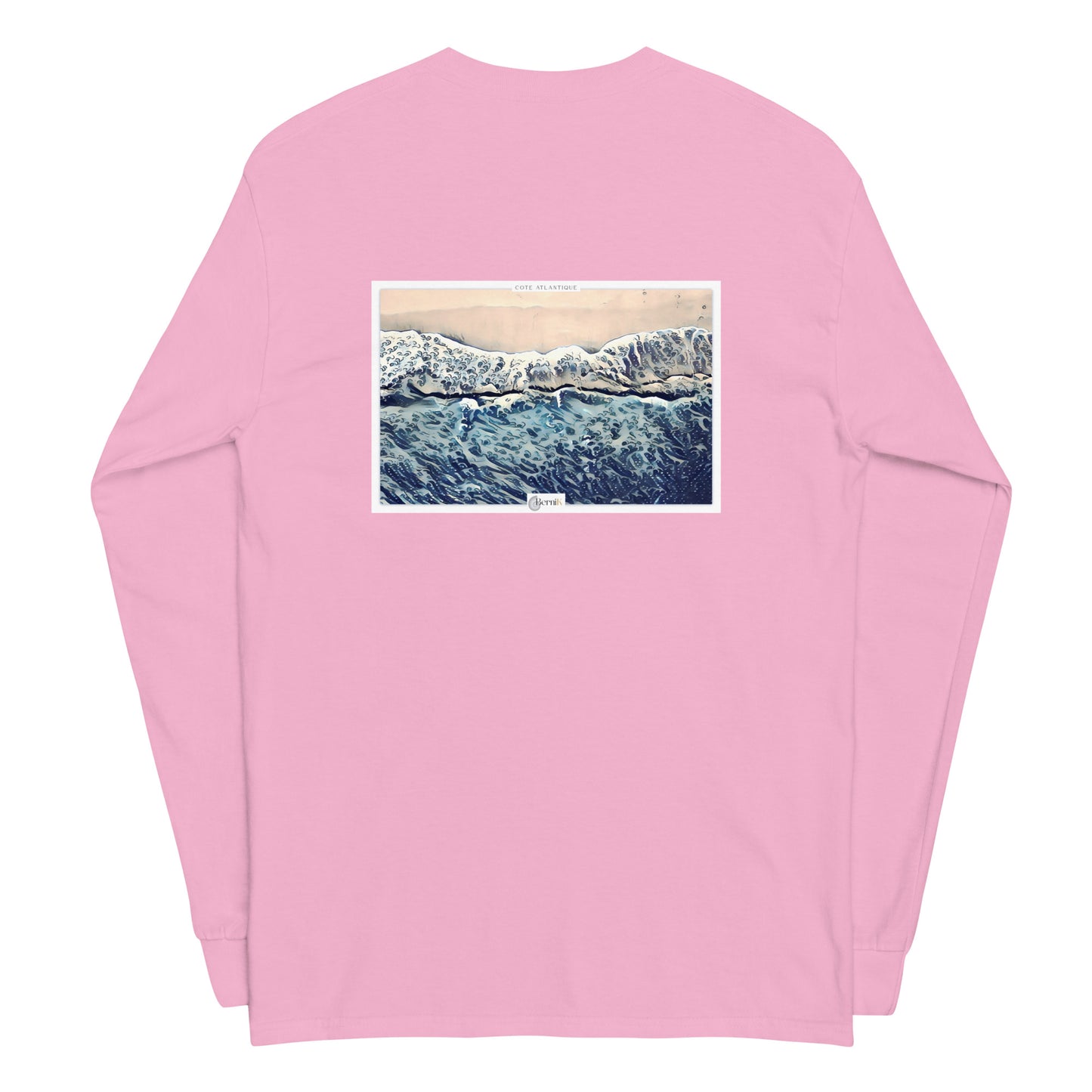 T-shirt unisexe à manches longues en coton, capturant la sérénité de la côte et la vaste étendue de la mer grâce à une illustration aérienne élégante.