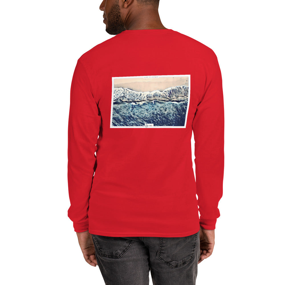 T-shirt en coton de haute qualité, avec une illustration aérienne d'une plage océane, pour une allure décontractée et raffinée.