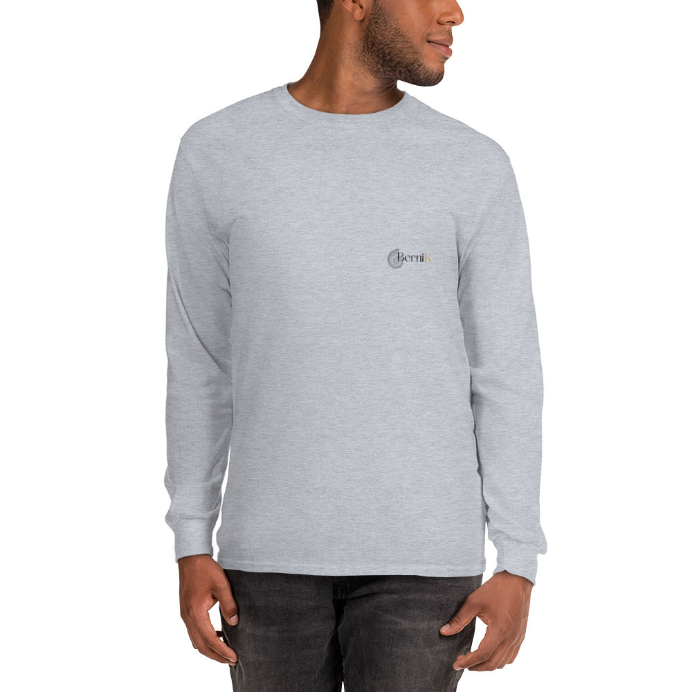 T-shirt unisexe à manches longues, avec un design de parc à huîtres en point de fuite, capturant l'esprit de l'océan et du patrimoine.