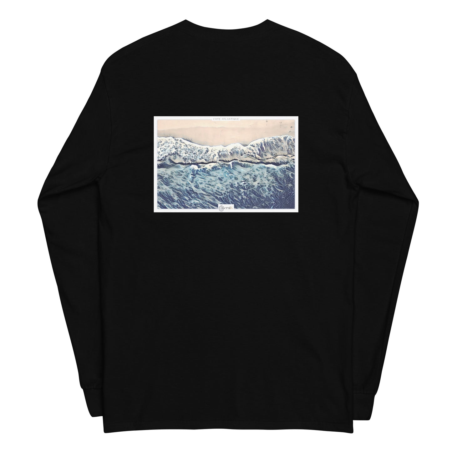 T-shirt en coton, inspiré par les estampes japonaises bleues, illustrant une plage et la vaste étendue de l'océan pour un style unique.