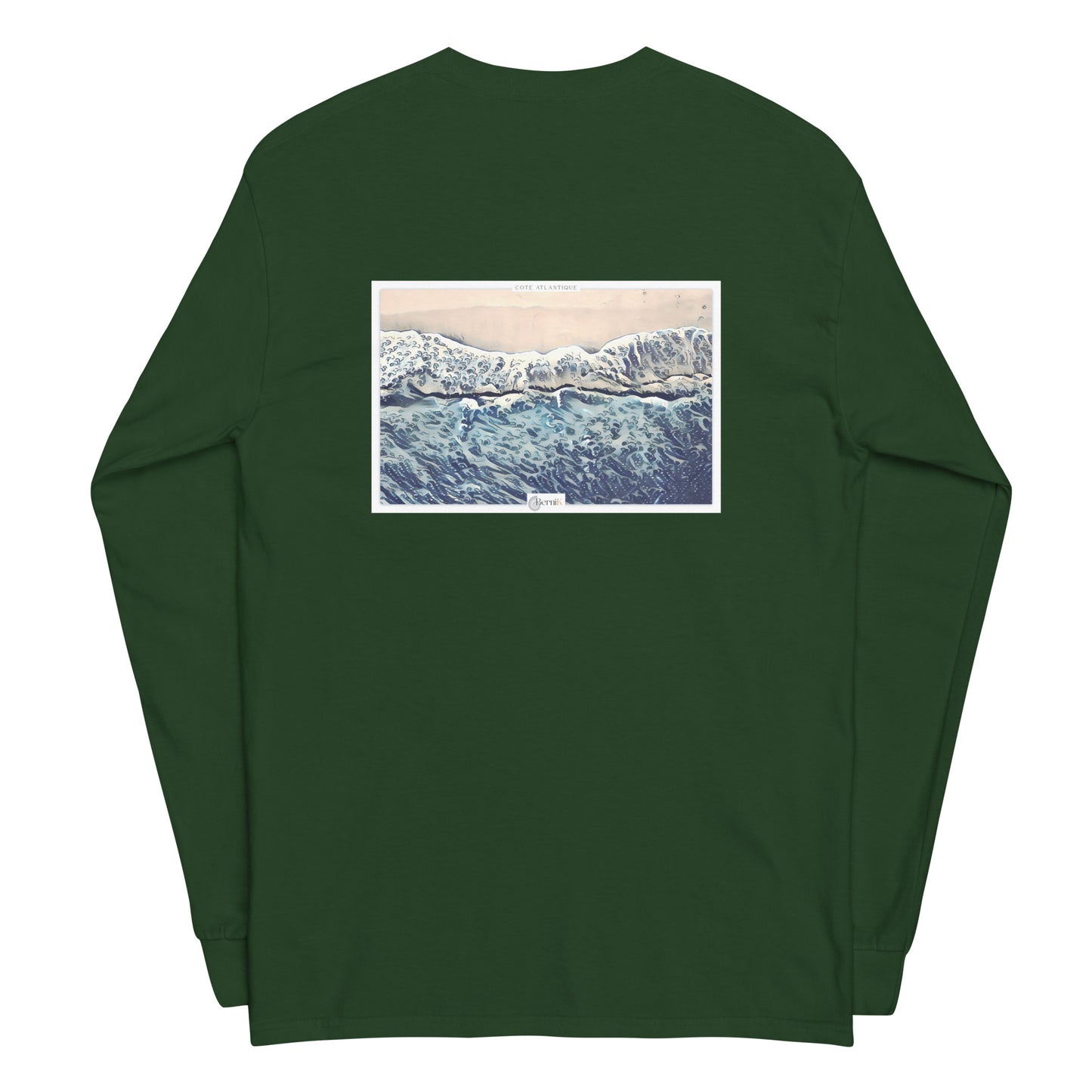 T-shirt unisexe à manches longues en coton, arborant une illustration aérienne d'un horizon de plage inspiré des estampes japonaises bleues.