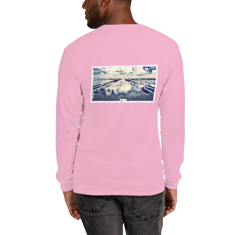 T-shirt unisexe à manches longues, orné d'une illustration d'un parc à huîtres en style estampe japonaise bleue, capturant l'essence de l'océan.