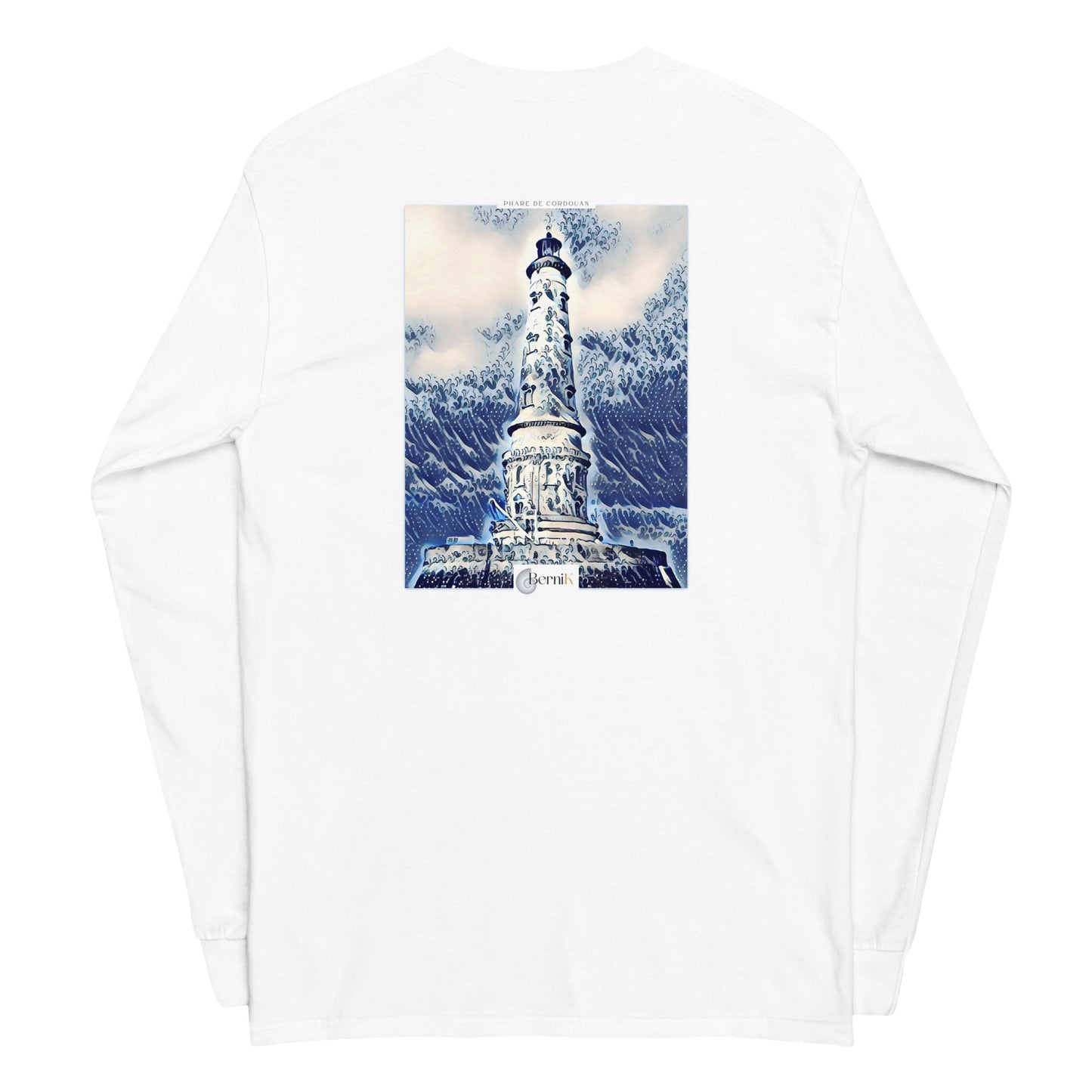 T-shirt en coton premium présentant une illustration du Phare de Cordouan mêlant tradition maritime et influences art déco, inspirée par les estampes japonaises.