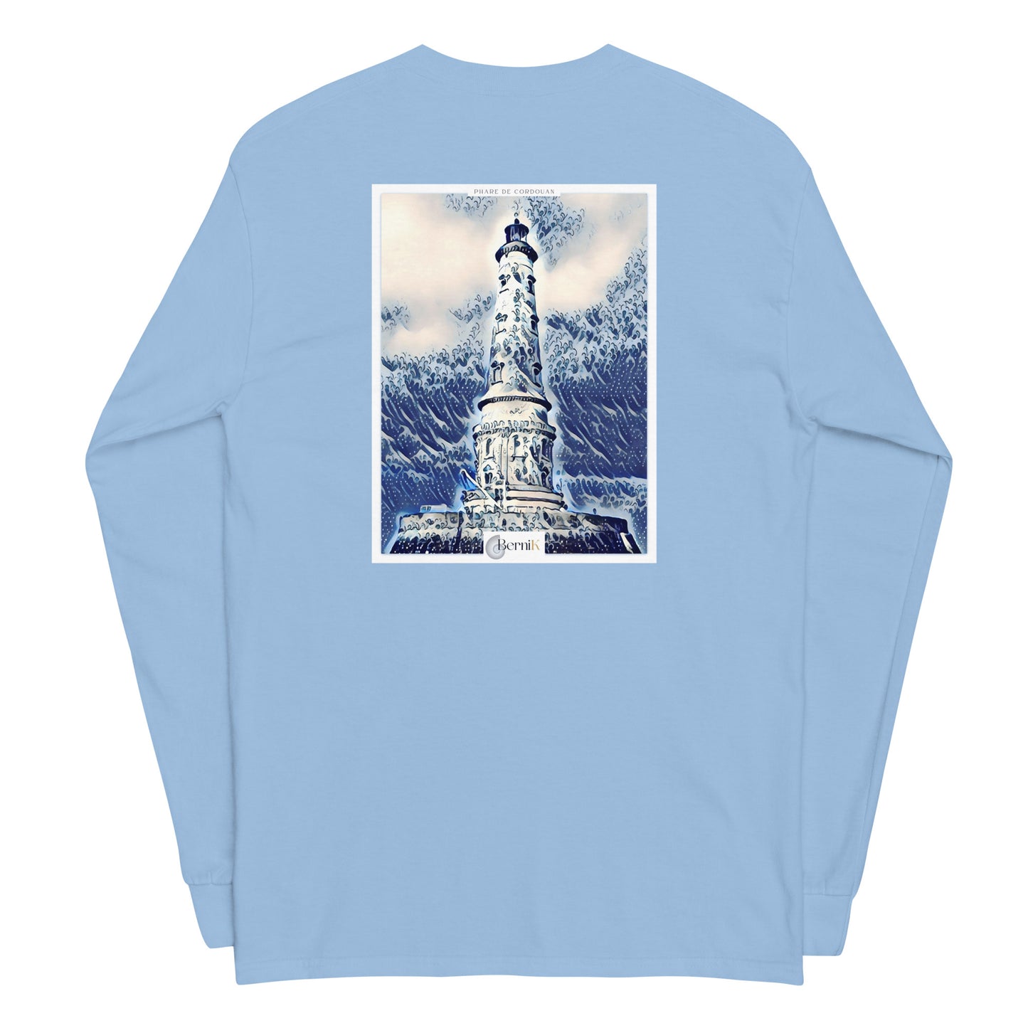 T-shirt unisexe à manches longues, arborant un design intemporel du Phare de Cordouan, inspiré des estampes japonaises bleues.