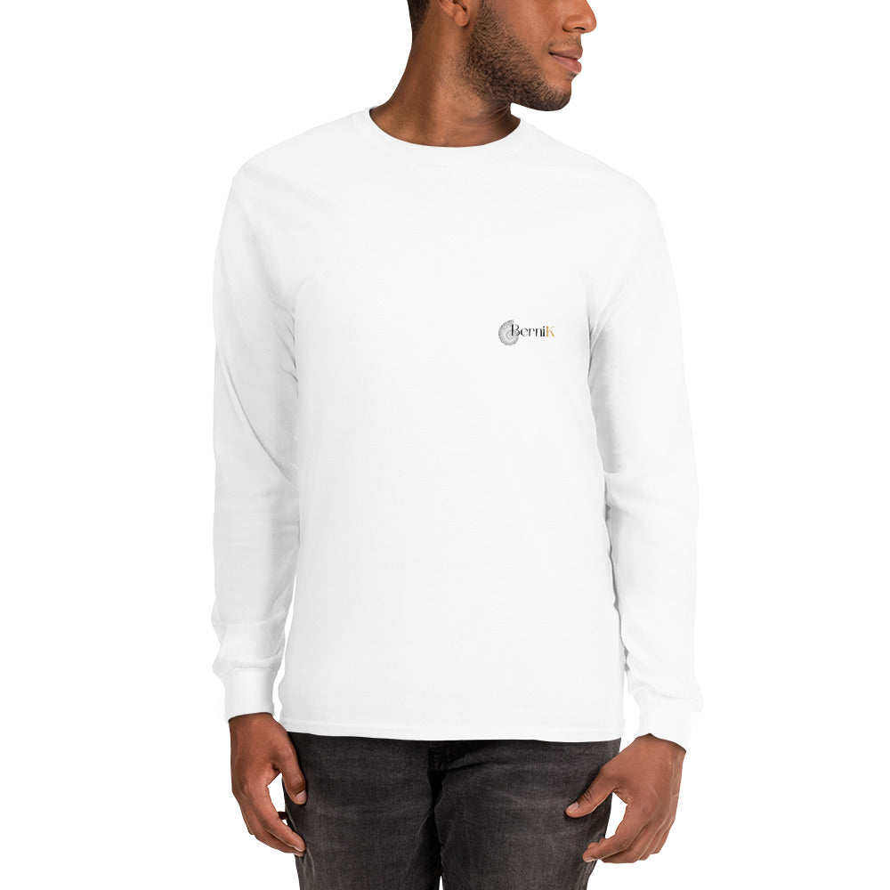 T-shirt unisexe à manches longues en coton de haute qualité, orné d'une illustration élégante du Phare de Cordouan dans un style estampe japonaise bleue.