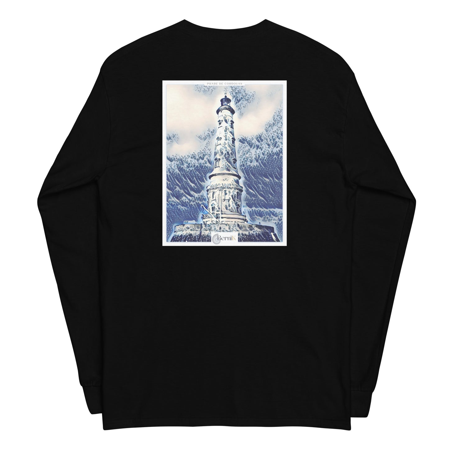 T-shirt en coton de haute qualité, avec une illustration immersive du Phare de Cordouan, invitant à une expérience authentique des côtes atlantiques.