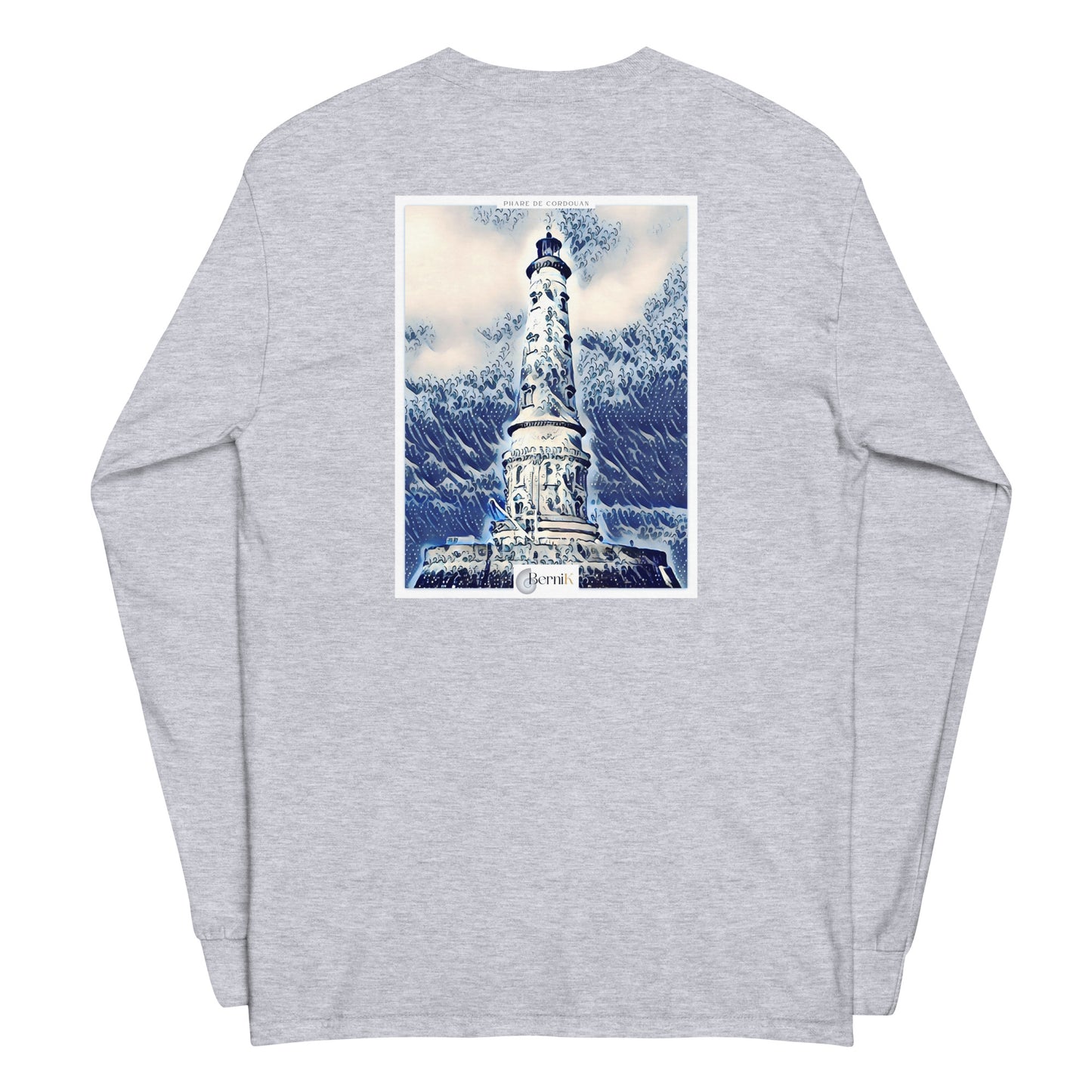 T-shirt unisexe à manches longues, avec une illustration du Phare de Cordouan rayonnant sur l'océan Atlantique, dans un style estampe japonaise bleue.