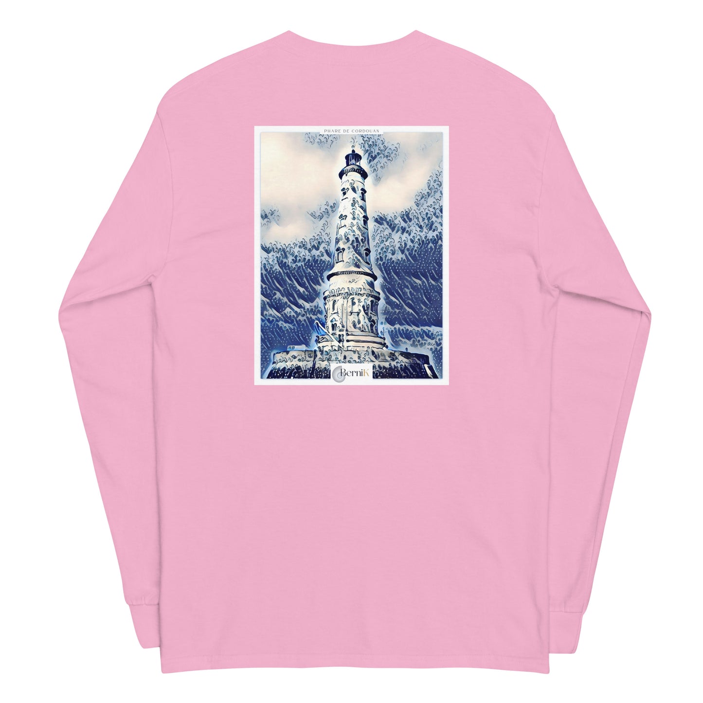 T-shirt unisexe à manches longues, avec une illustration artistique du Phare de Cordouan inspirée des estampes japonaises bleues, pour une allure raffinée.
