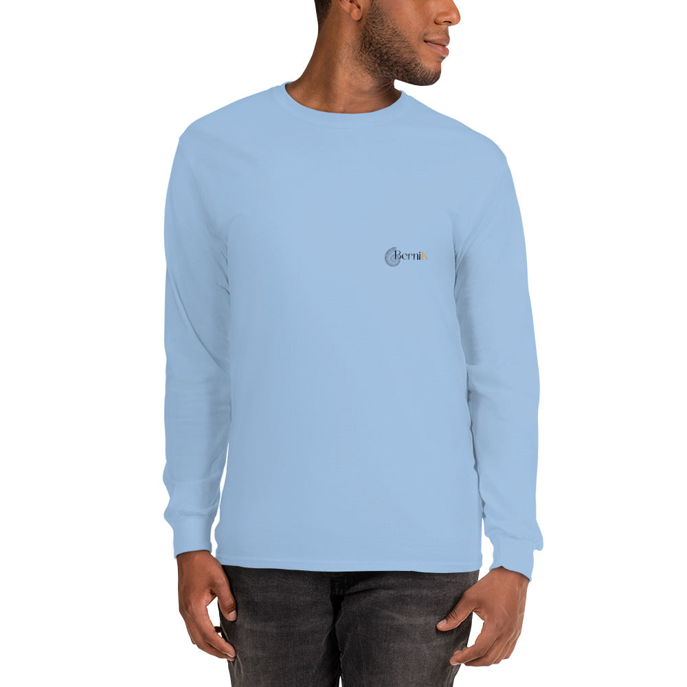 T-shirt en coton de qualité supérieure, avec une illustration en perspective du Phare de Cordouan se découpant sur l'horizon de l'Atlantique.