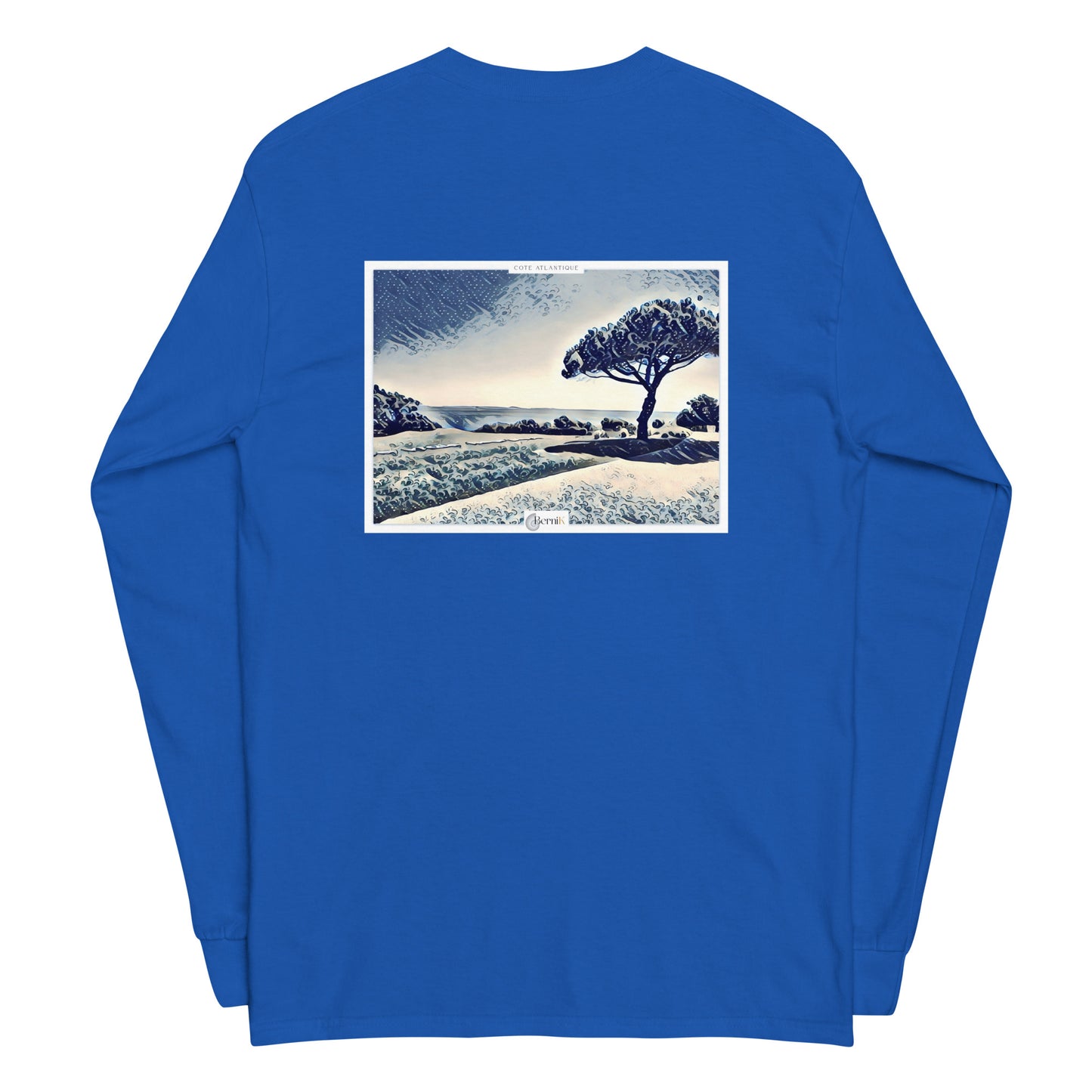T-shirt en coton premium, mettant en valeur un pin parasol emblématique et l'immensité de l'océan, pour une allure naturelle.