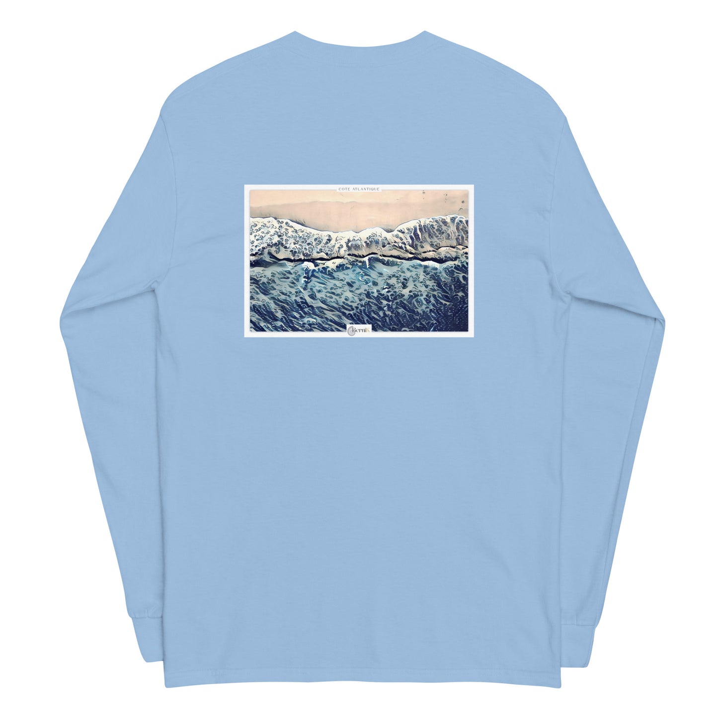 T-shirt unisexe à manches longues en coton, arborant une illustration aérienne d'une plage dans le style raffiné des estampes japonaises bleues.