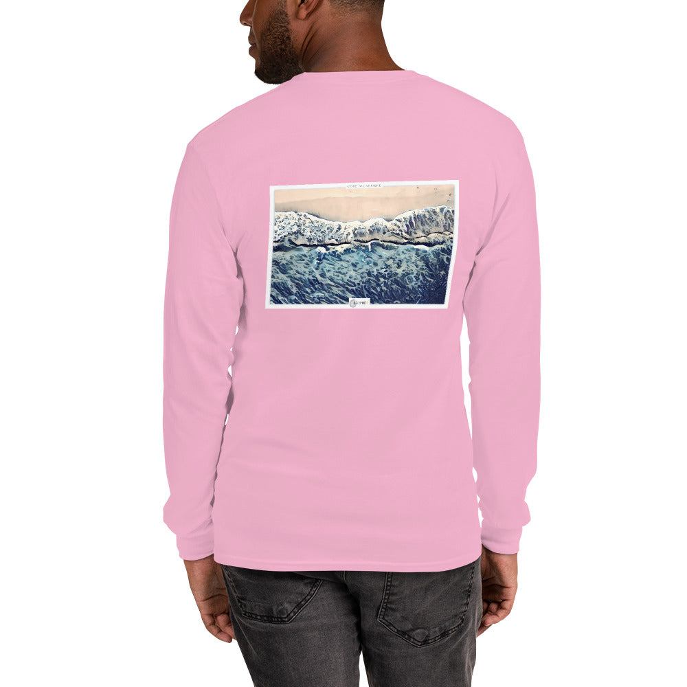 T-shirt unisexe à manches longues en coton de haute qualité, orné d'une illustration aérienne d'une plage océane inspirée des estampes japonaises bleues.