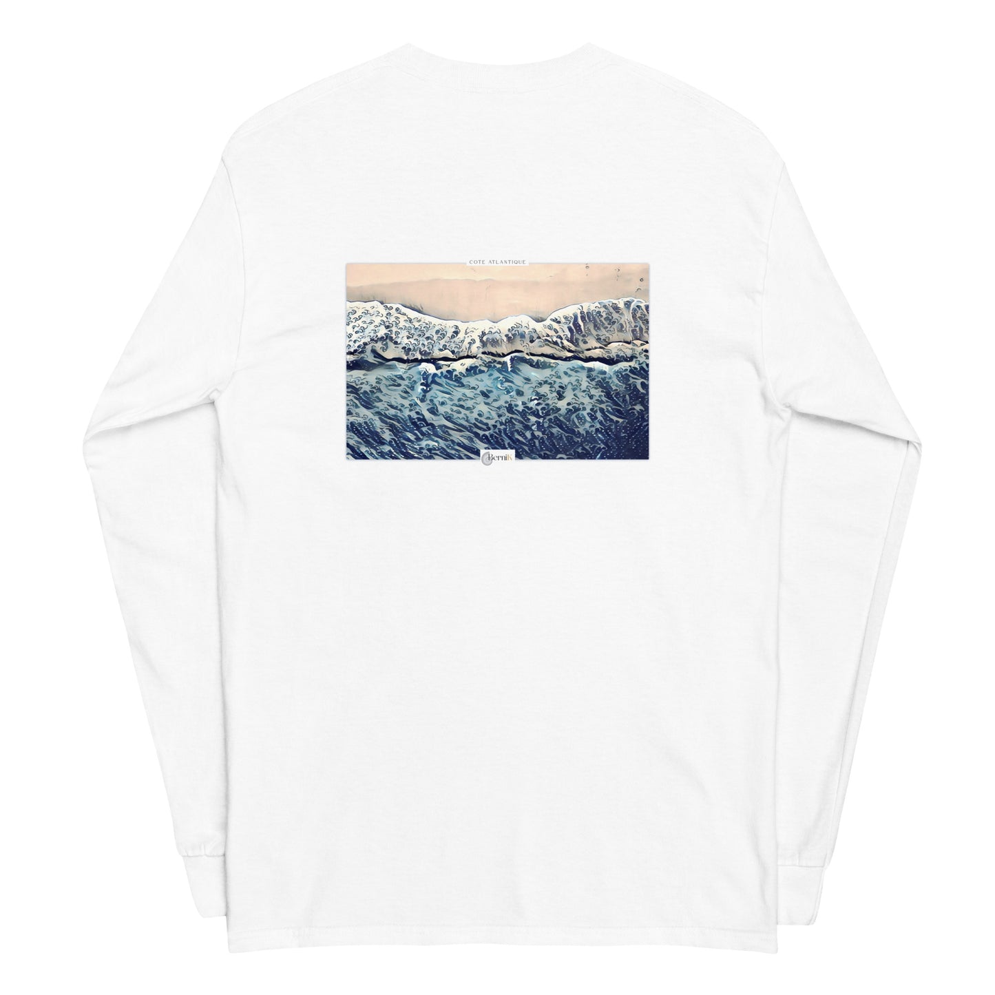 T-shirt en coton, orné d'une illustration évoquant la sérénité d'une plage et l'immensité de l'océan, parfait pour un look décontracté.
