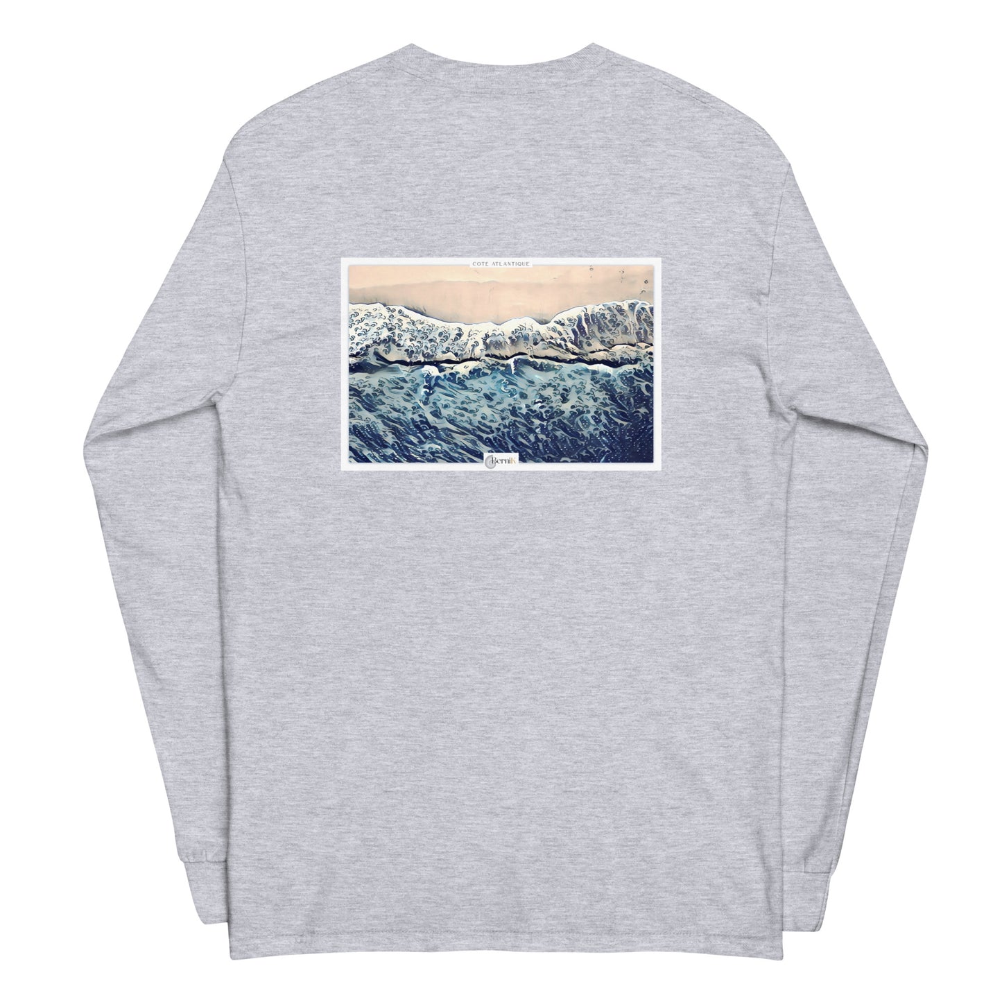 T-shirt unisexe à manches longues en coton, illustré d'une vue côtière aérienne qui évoque la beauté et la sérénité de l'océan.