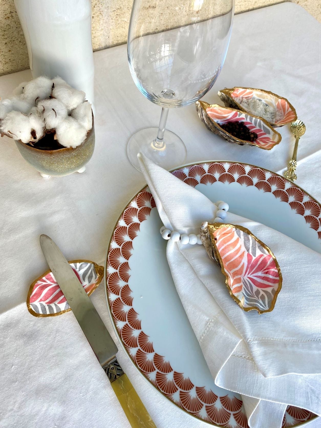 A découvrir absolument : une variété d'objets artisanaux fait main en coquilles d'huitre pour agrémenter vos plus belles tables