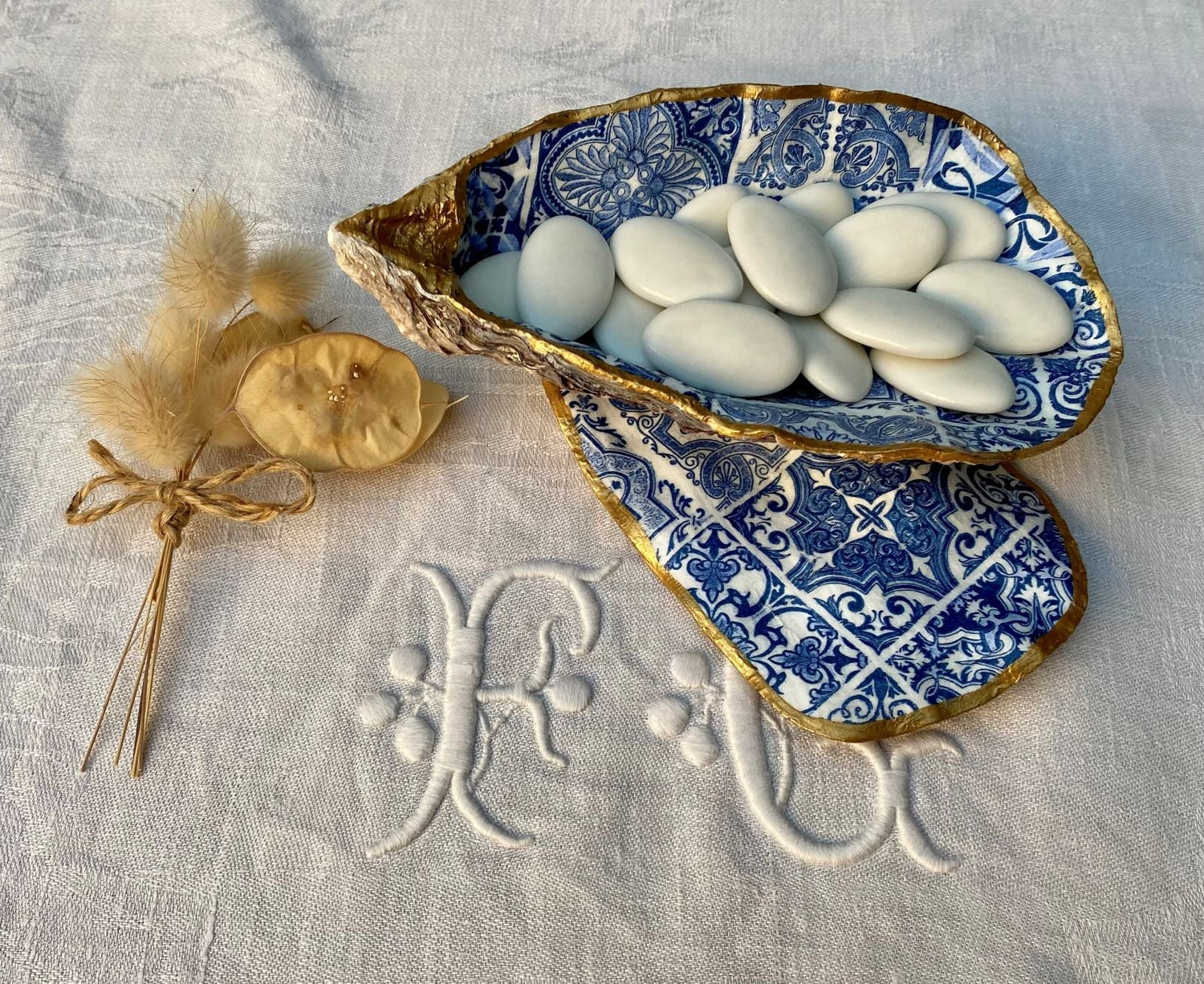 Découvrez ma gamme Mariage offrant à vos évènements spéciaux (baptême, communion, mariage...) une décoration de table unique avec des objets en coquilles d'huitre fait main