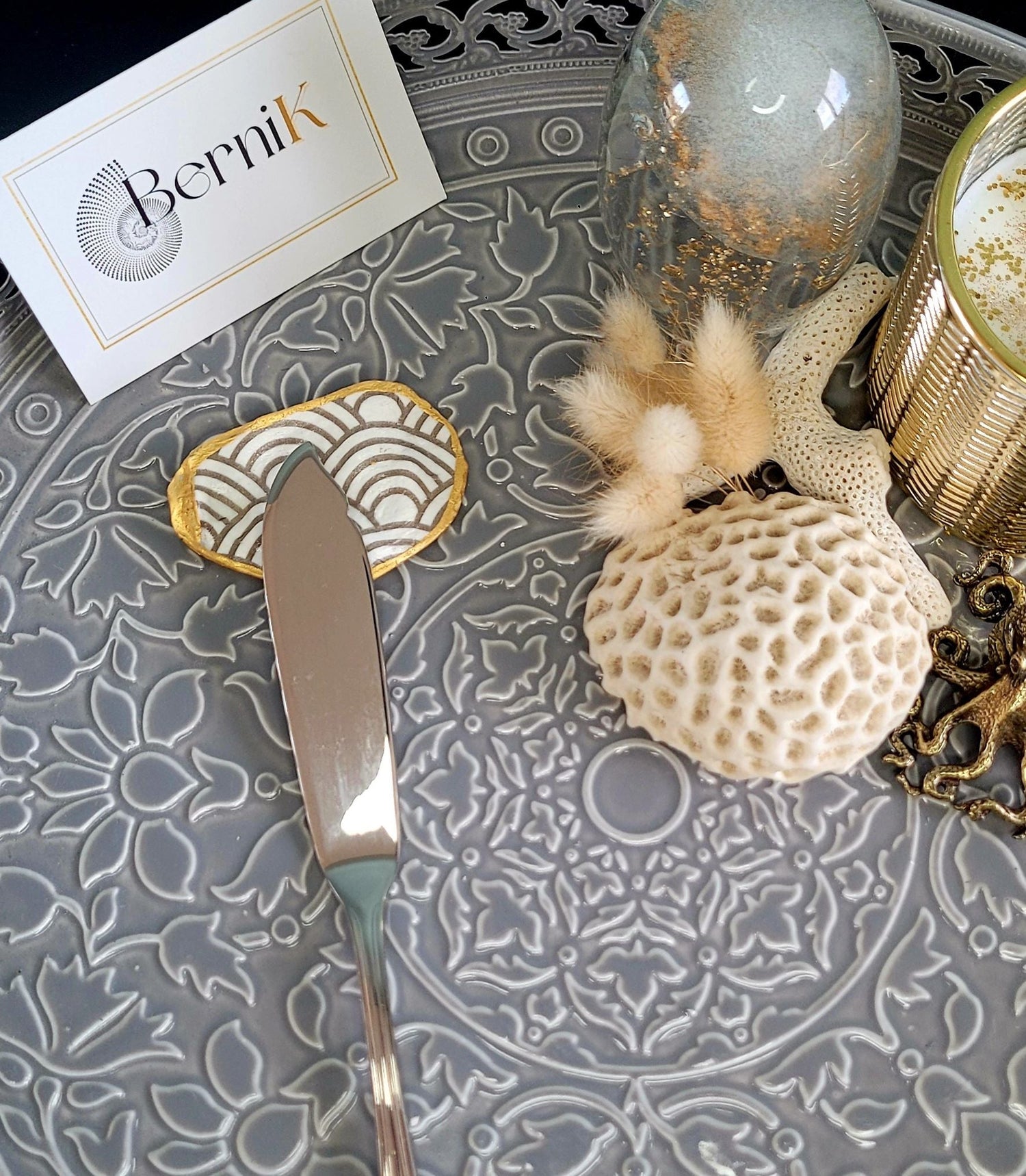 Découvrez cette collection de porte couteau pour ajouter une touche d'élégance artisanale à vos repas avec un large choix de motifs et coloris.