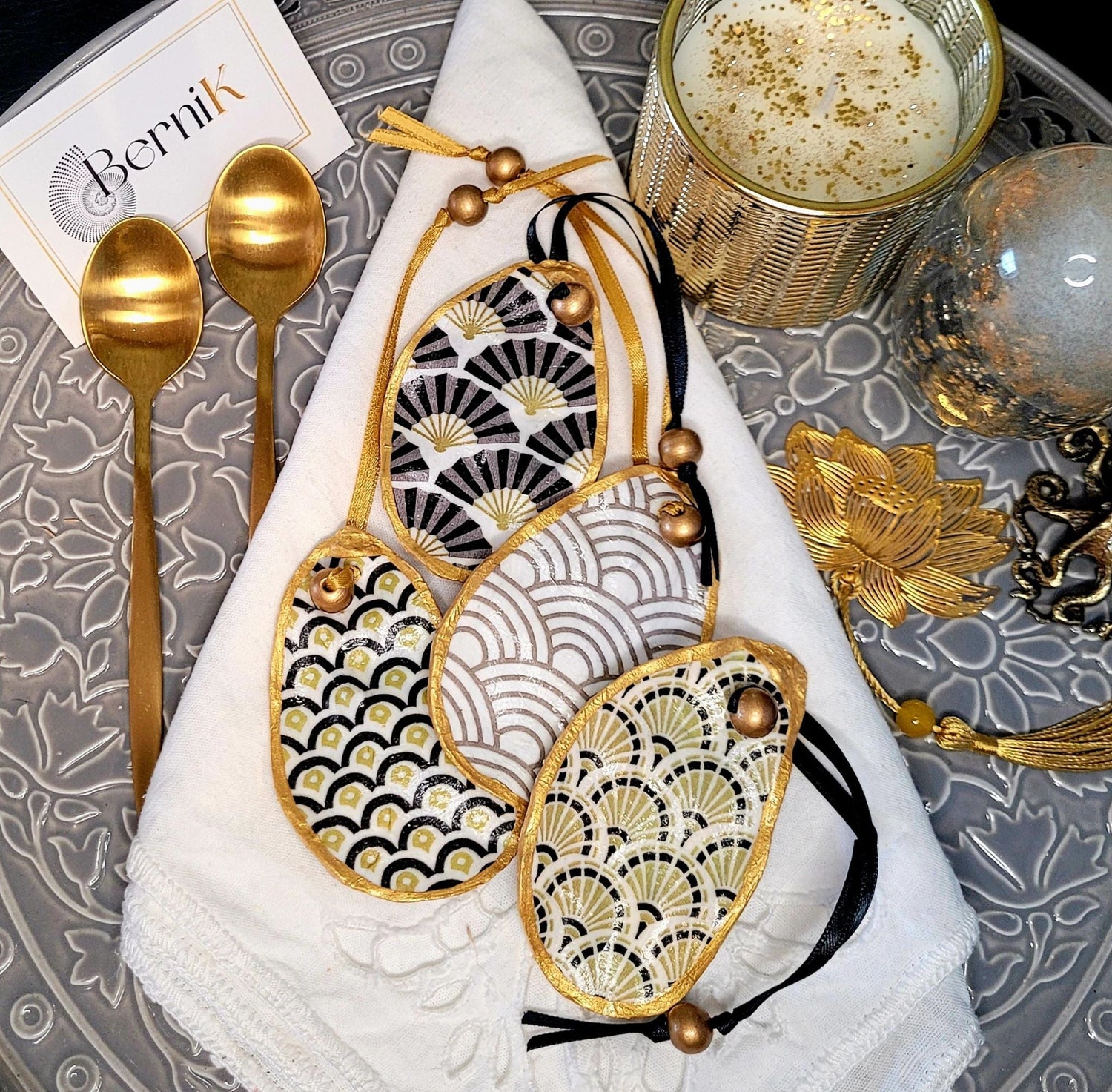 Apportez une belle atmosphère à vos diners en décorant votre table des ronds de serviette fait main en coquilles d'huitre aux motifs Art Déco.