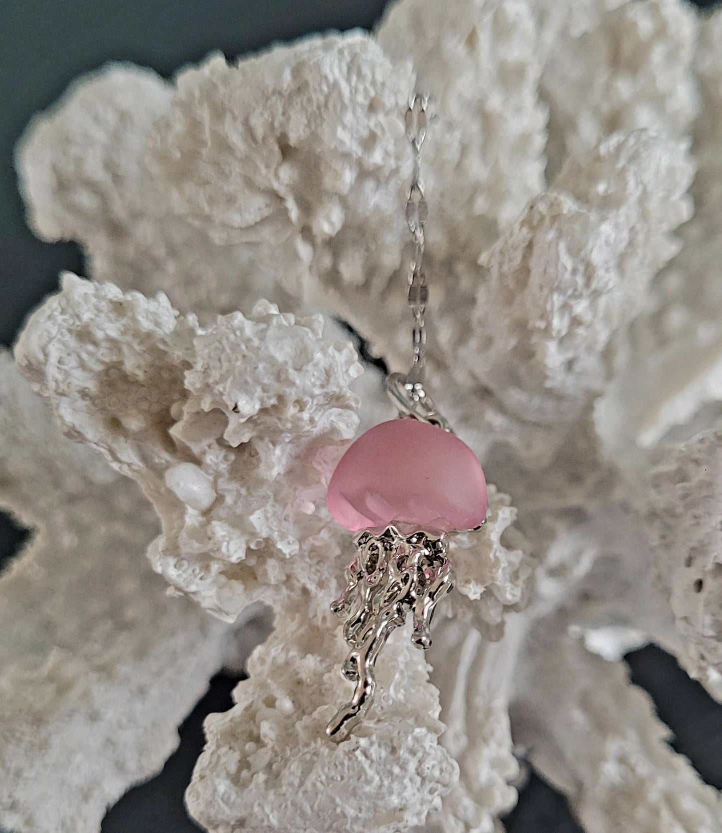 Collier en acier inoxydable avec pendentif méduse rose délicate.