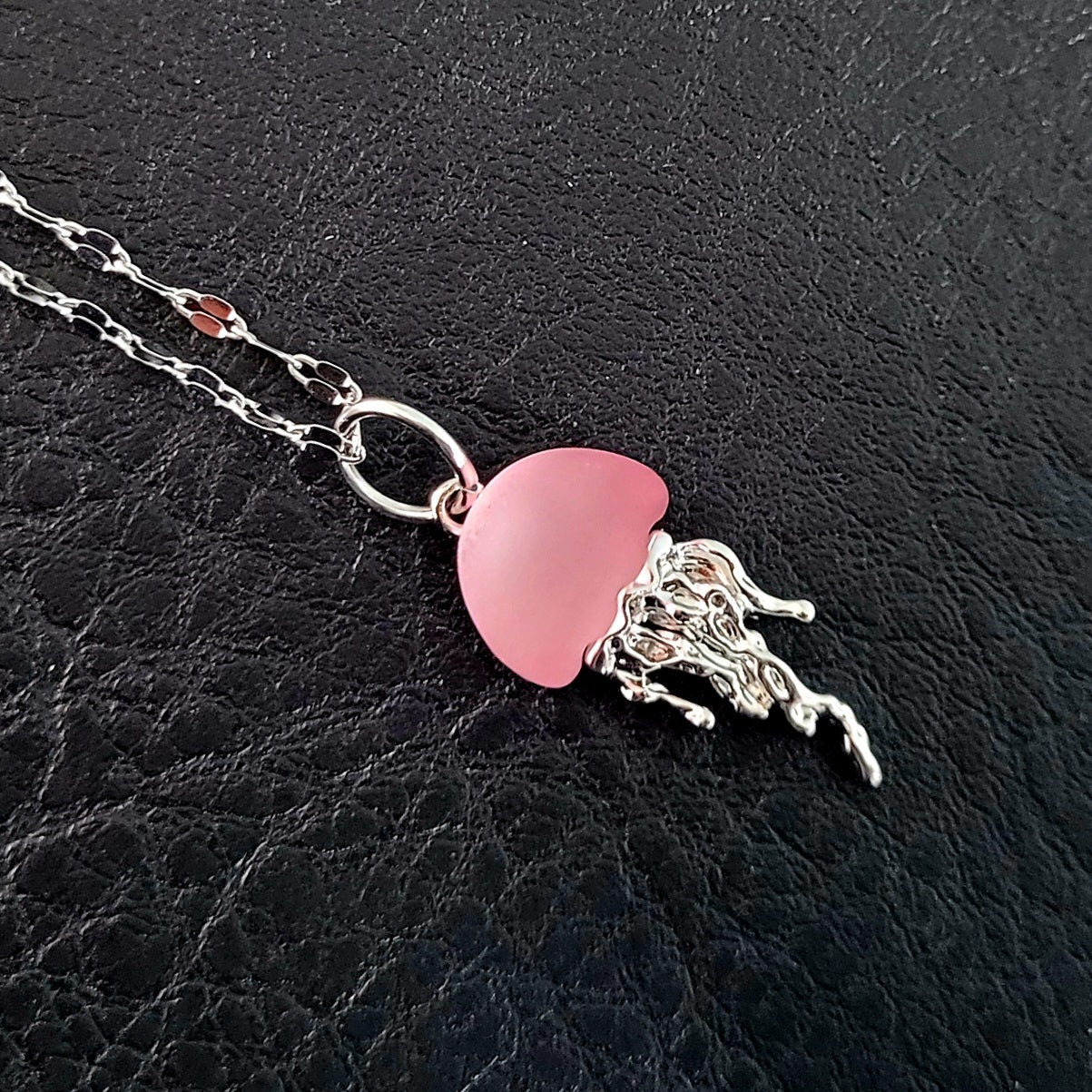 Collier avec pendentif méduse rose sur chaîne réglable en acier inoxydable.