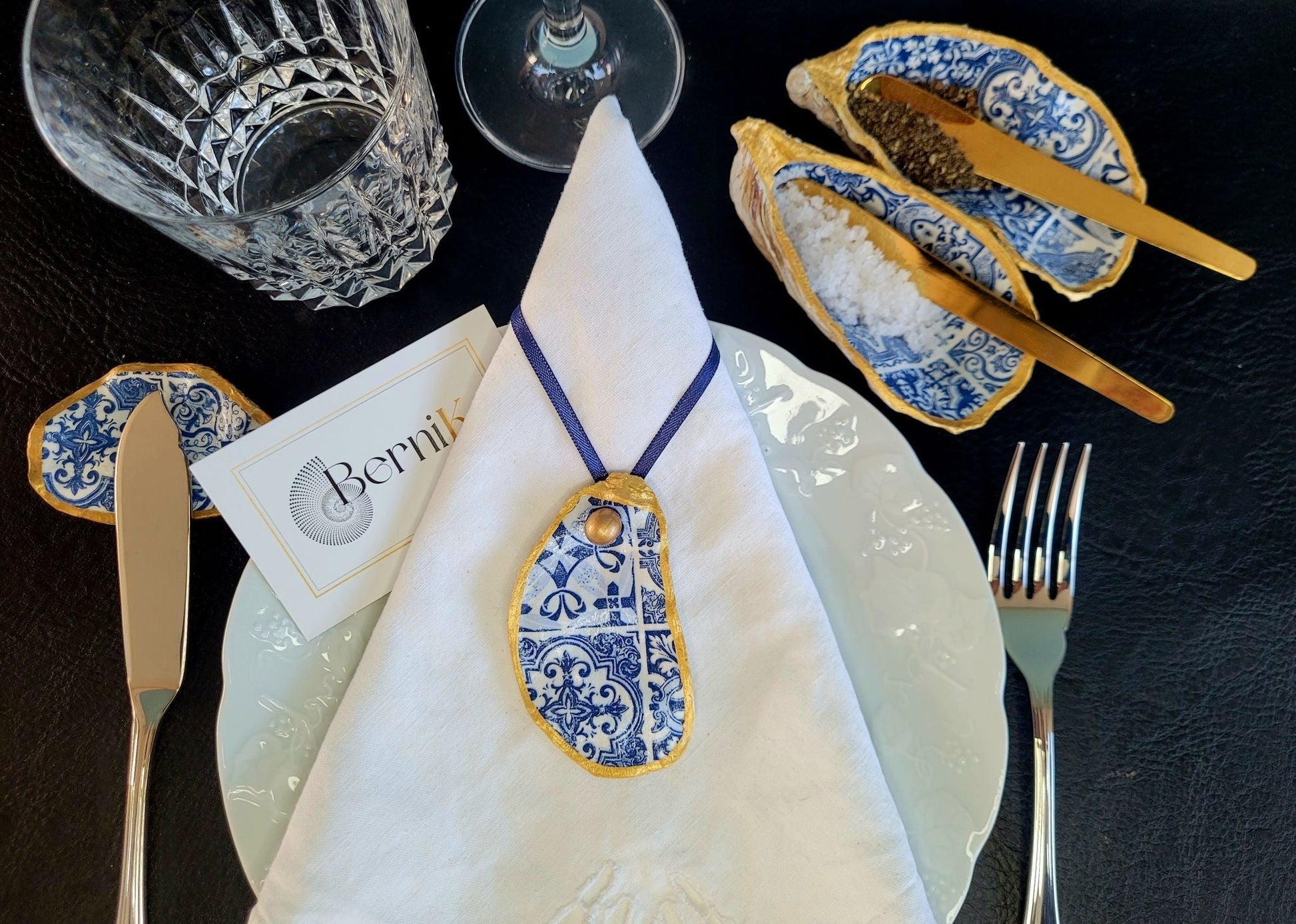 Ronds de serviette en coquille d'huître avec motifs azulejos bleus, une touche artisanale et méditerranéenne pour votre table.