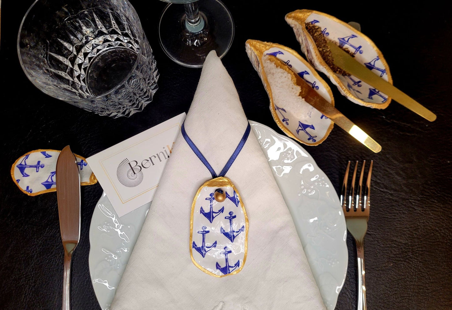 Porte couteau en coquille d'huître avec design ancre marine et teintes bleues, ajoutant une touche chic et marine à vos repas pour une table élégante.