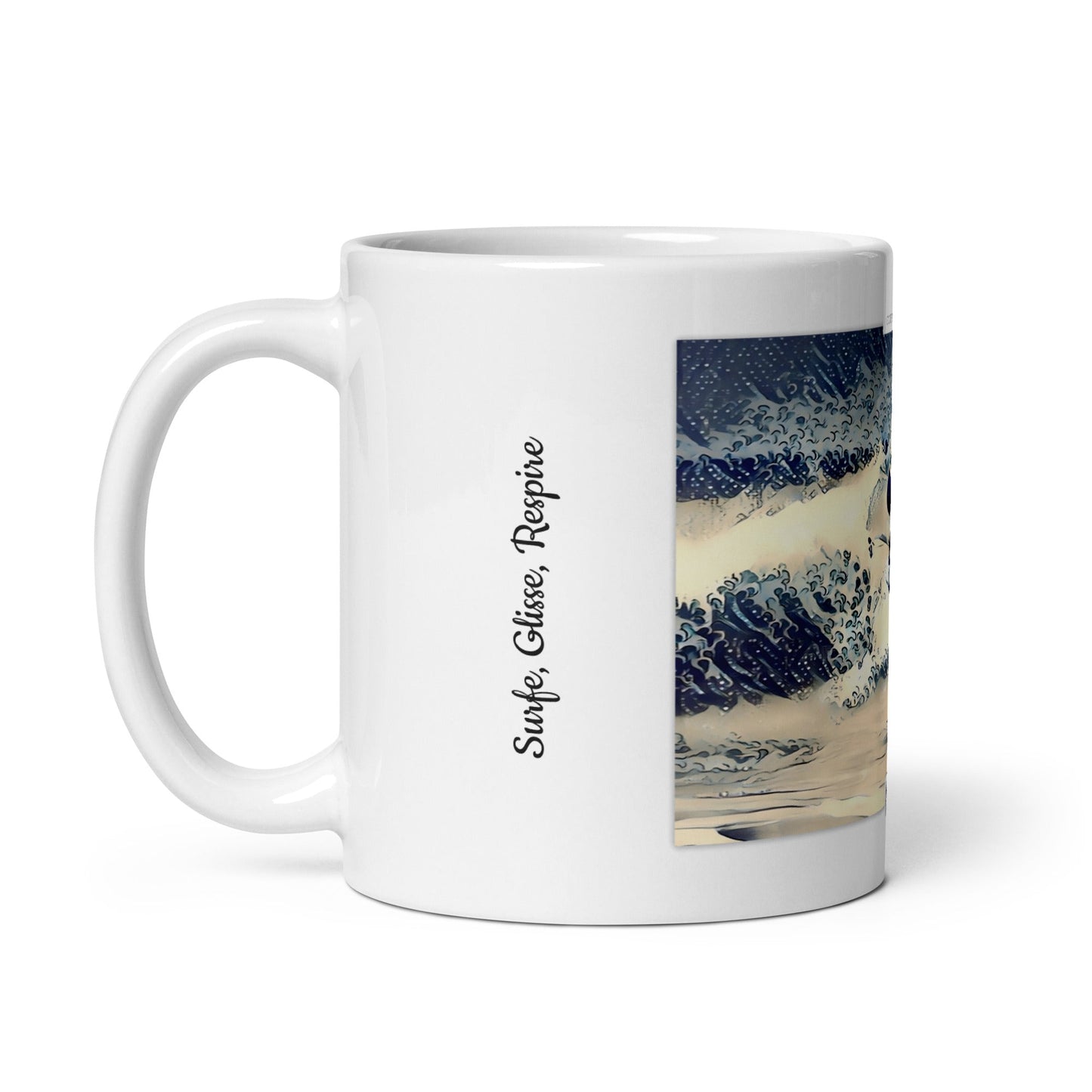 Illustration d'une surfeuse dans l'ocean Atlantique sur un mug blanc, style estampe japonaise.