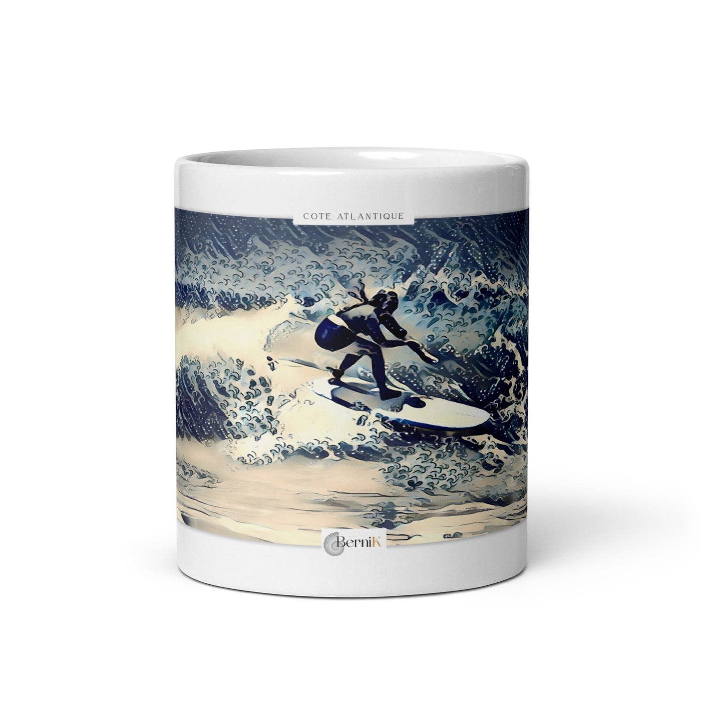 Mug illustré d'une surfeuse au large de l'Île de Ré dans un style estampe japonaise.