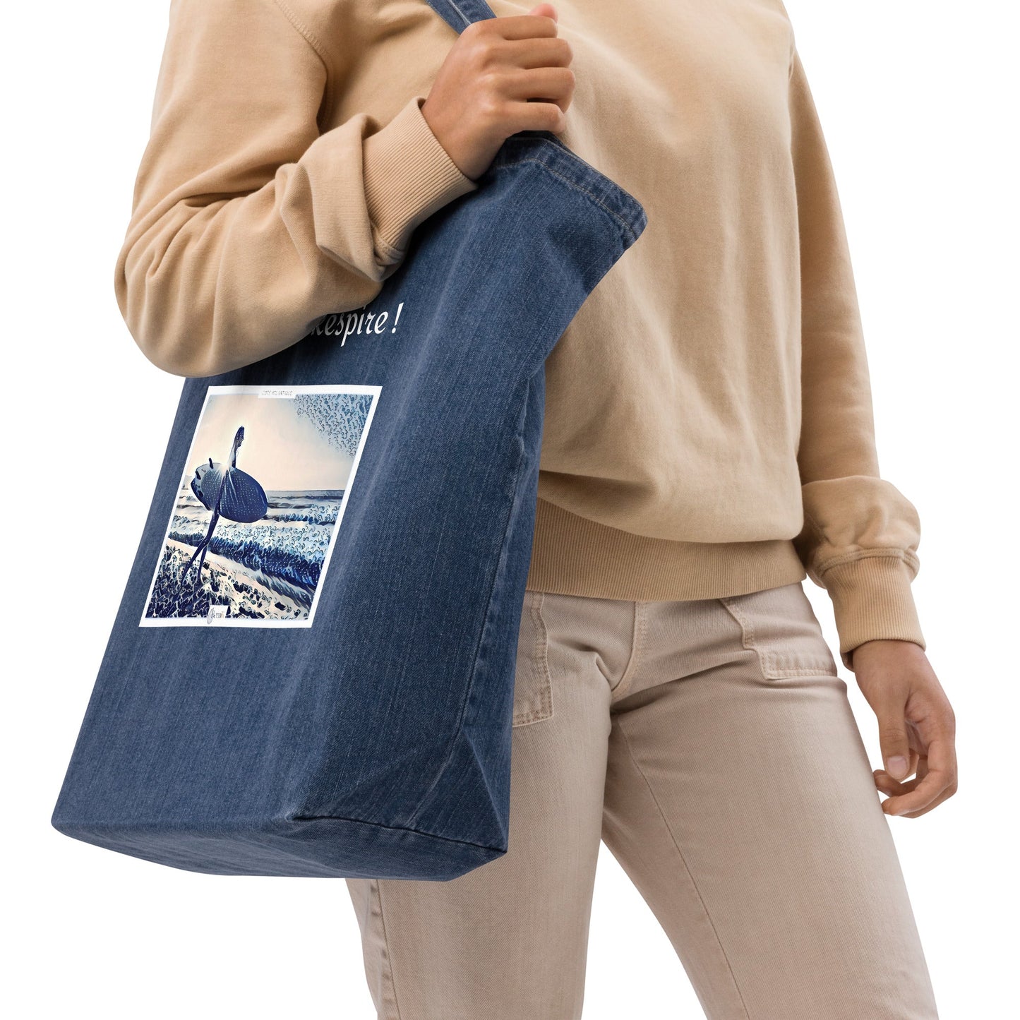 Sac de plage en jean recyclé avec surfeuse à Oléron, design écoresponsable.