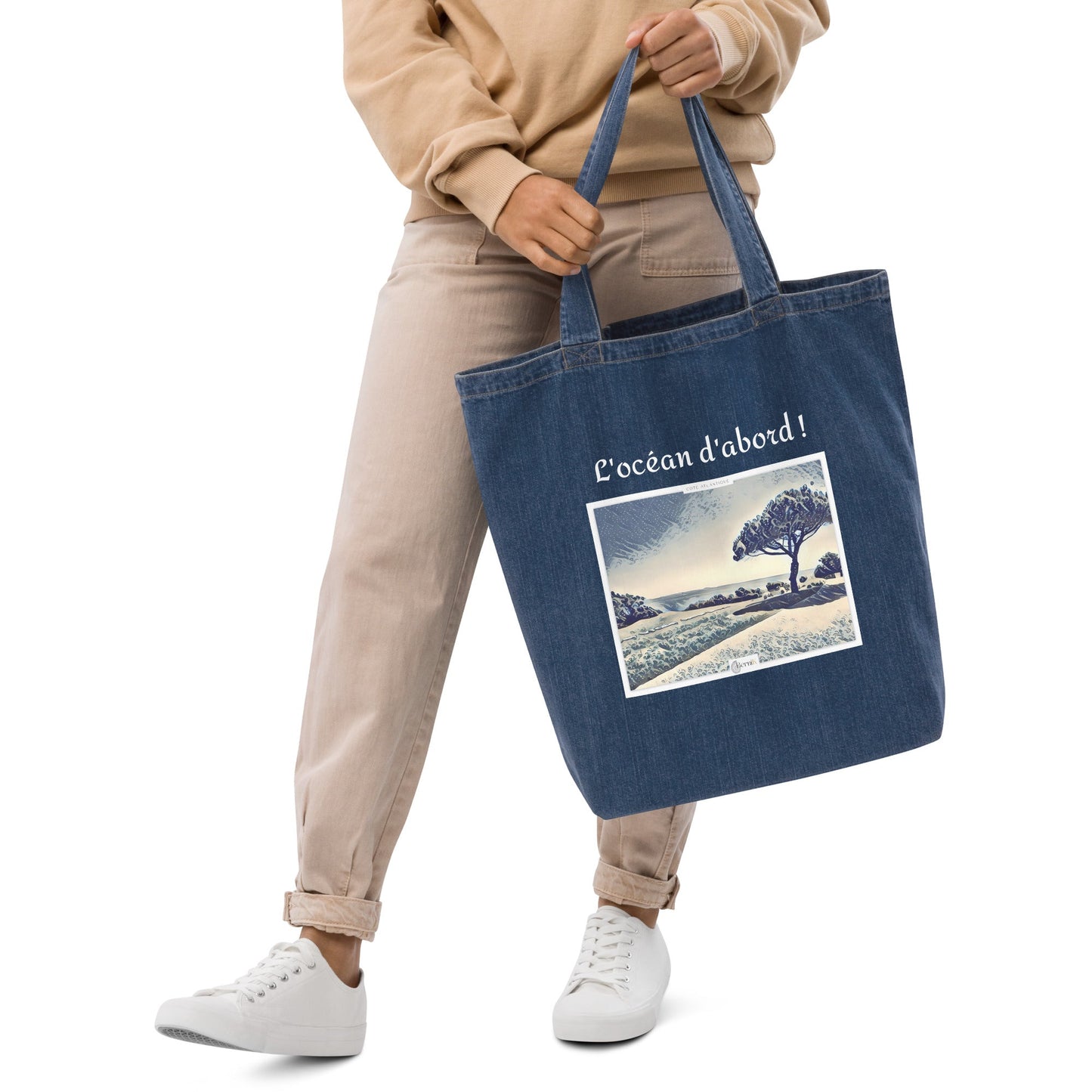 Sac de plage en jean avec image d'un pin parasol au bord de l'océan Atlantique.