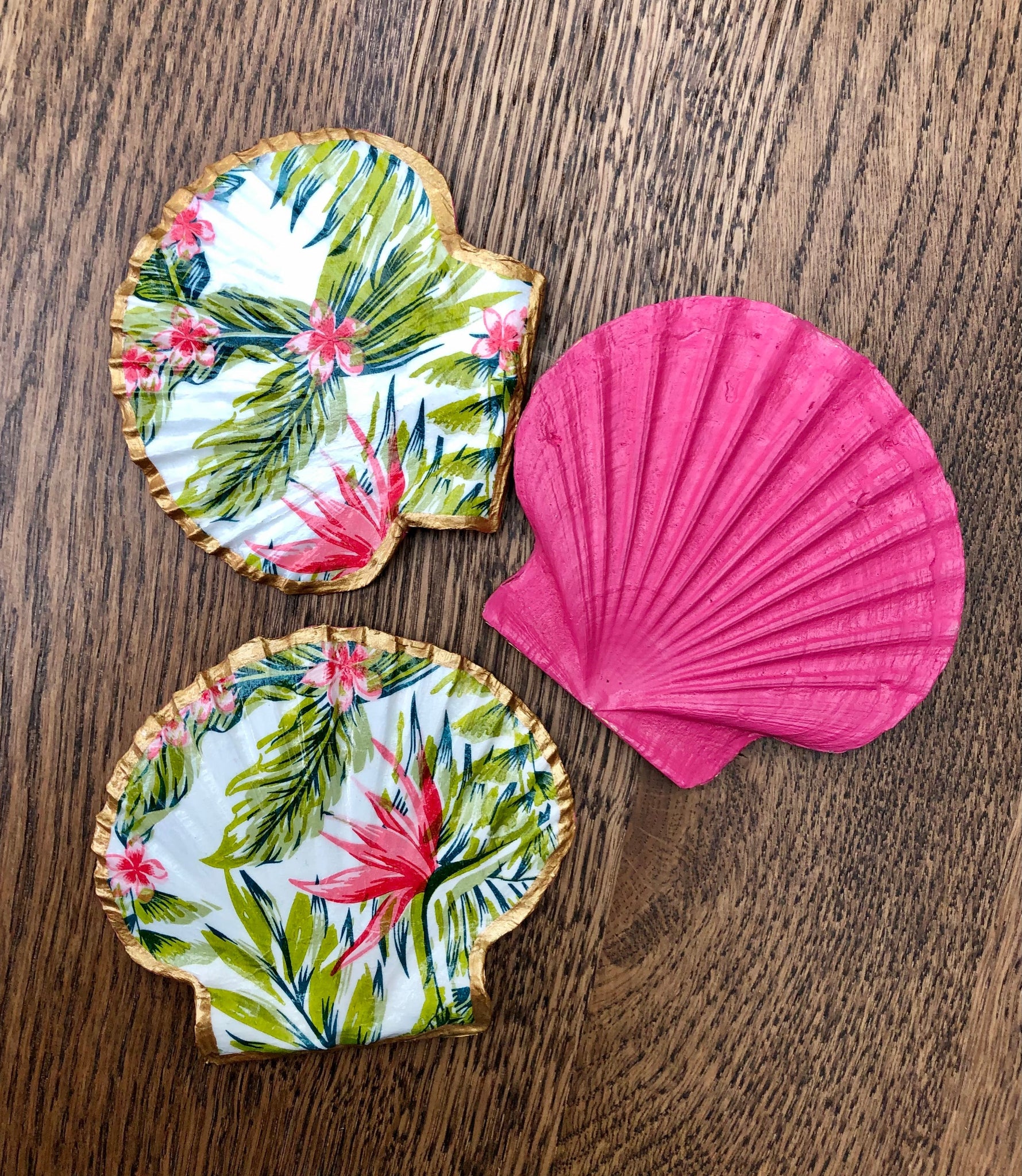 Coquilles Saint-Jacques recyclées et décorées pour des sous-verres uniques, alliant raffinement et écoresponsabilité. Artisanat français, collection tropicale.