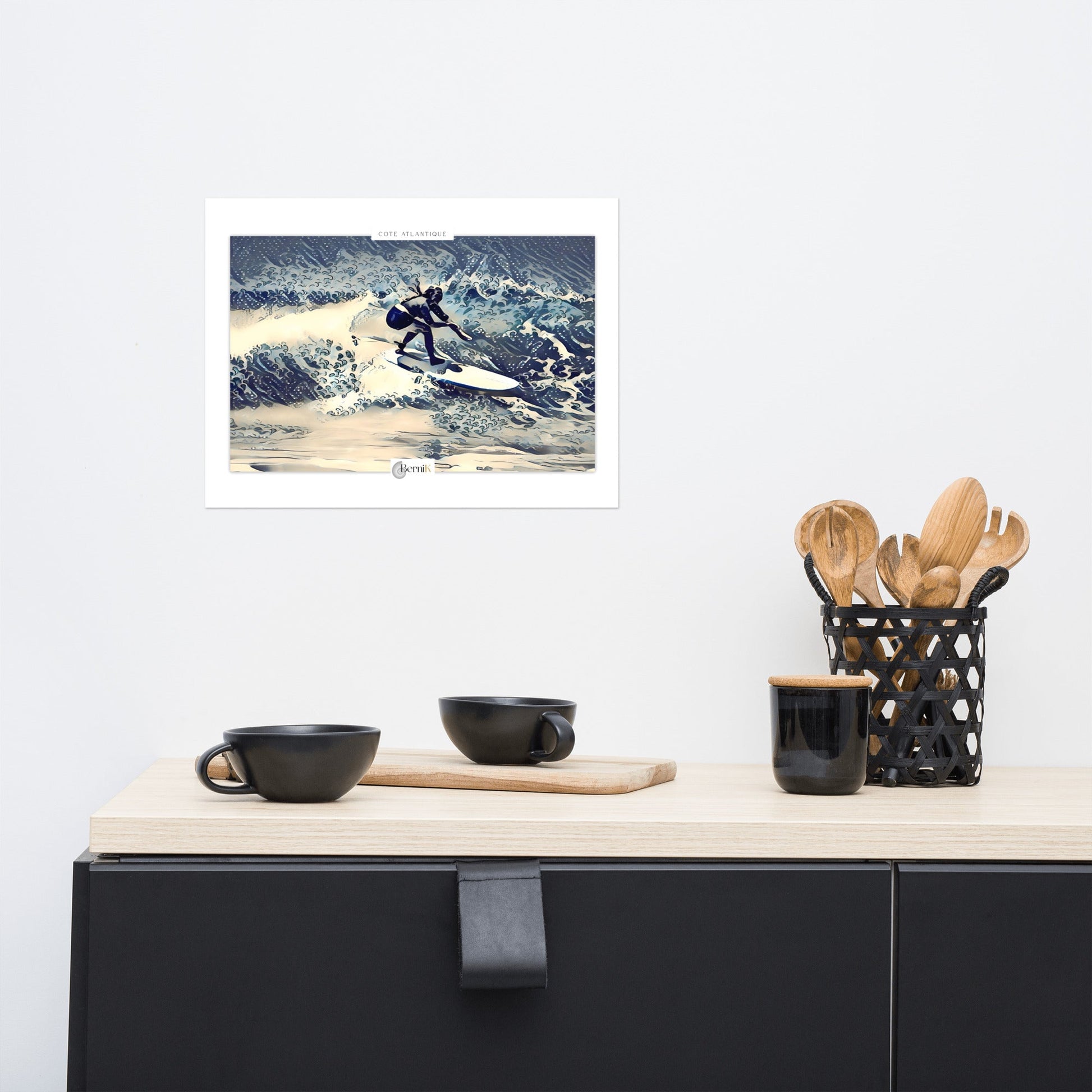 Affiche artistique d'une surfeuse sur l’île de Ré, décorée de grandes vagues.