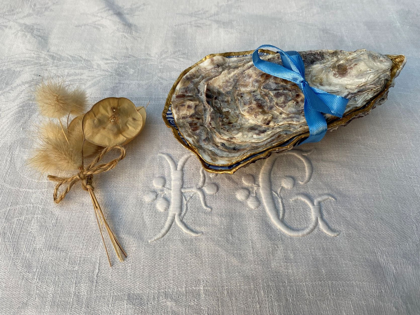 Ajoutez une touche raffinée à vos événements avec cette boîte à dragées en coquille d'huître décorée à la main, motif Azulejos bleu, parfaite pour un mariage ou baptême.