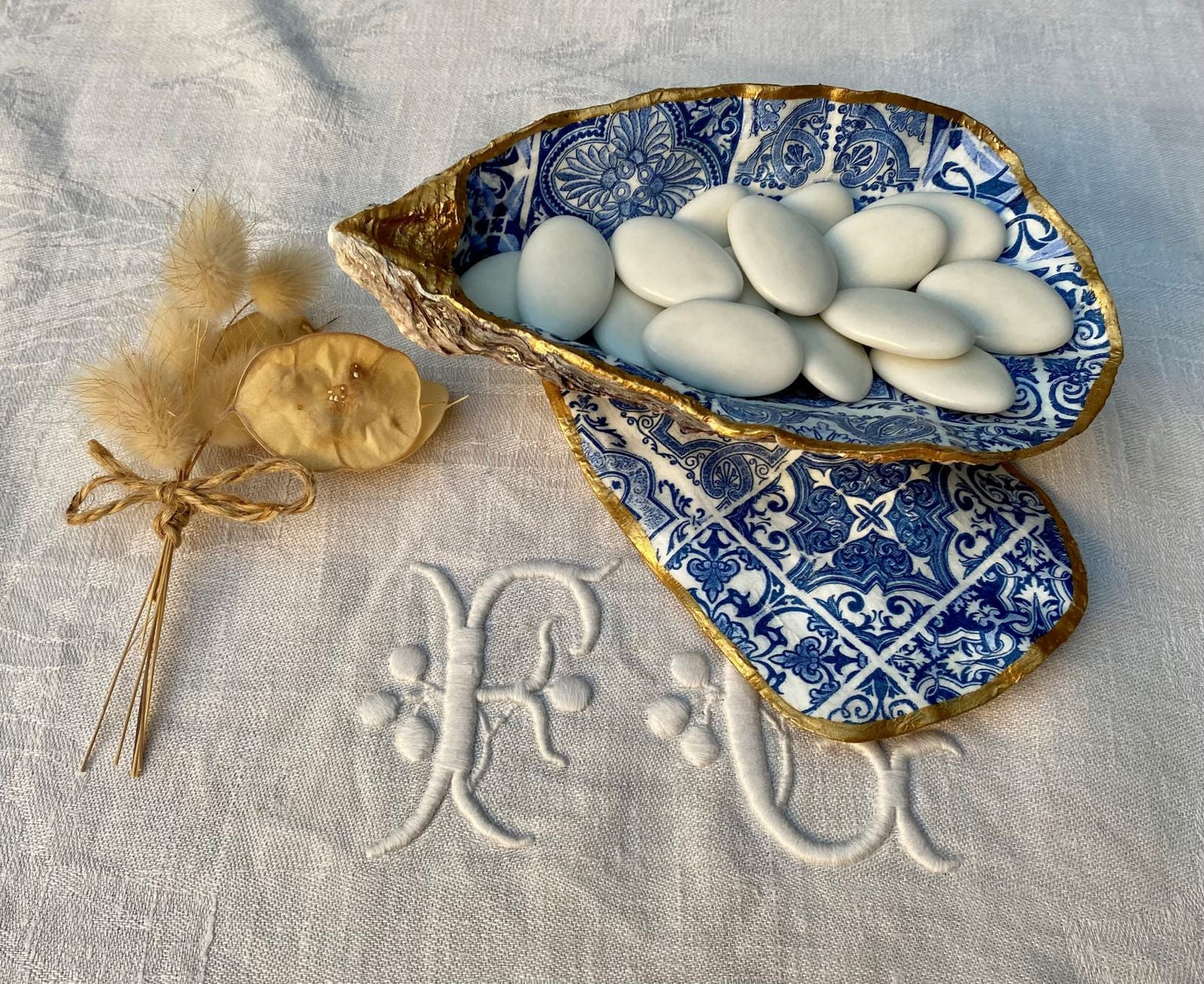 Boîte à dragées en coquille d'huître décorée à la main avec un motif Azulejos bleu, idéale pour ajouter une touche élégante à vos mariages et baptêmes.