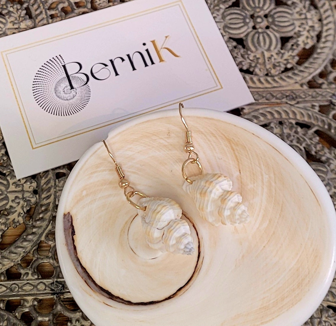 Boucles d'oreilles simples en coquillage blanc montées sur crochets en acier inoxydable doré, style chic et naturel.