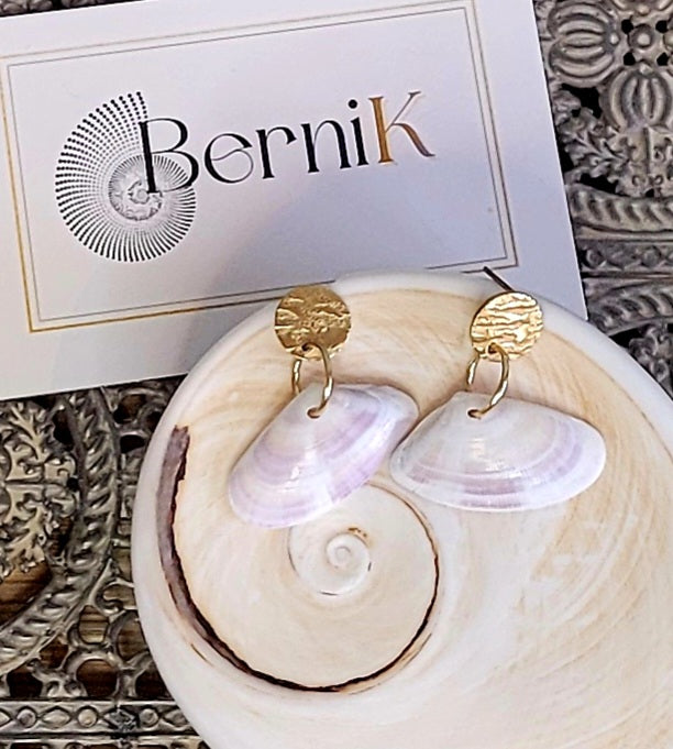 Boucles d'oreilles en coquillage nacré violet montées sur boucles dorées, design délicat et raffiné.