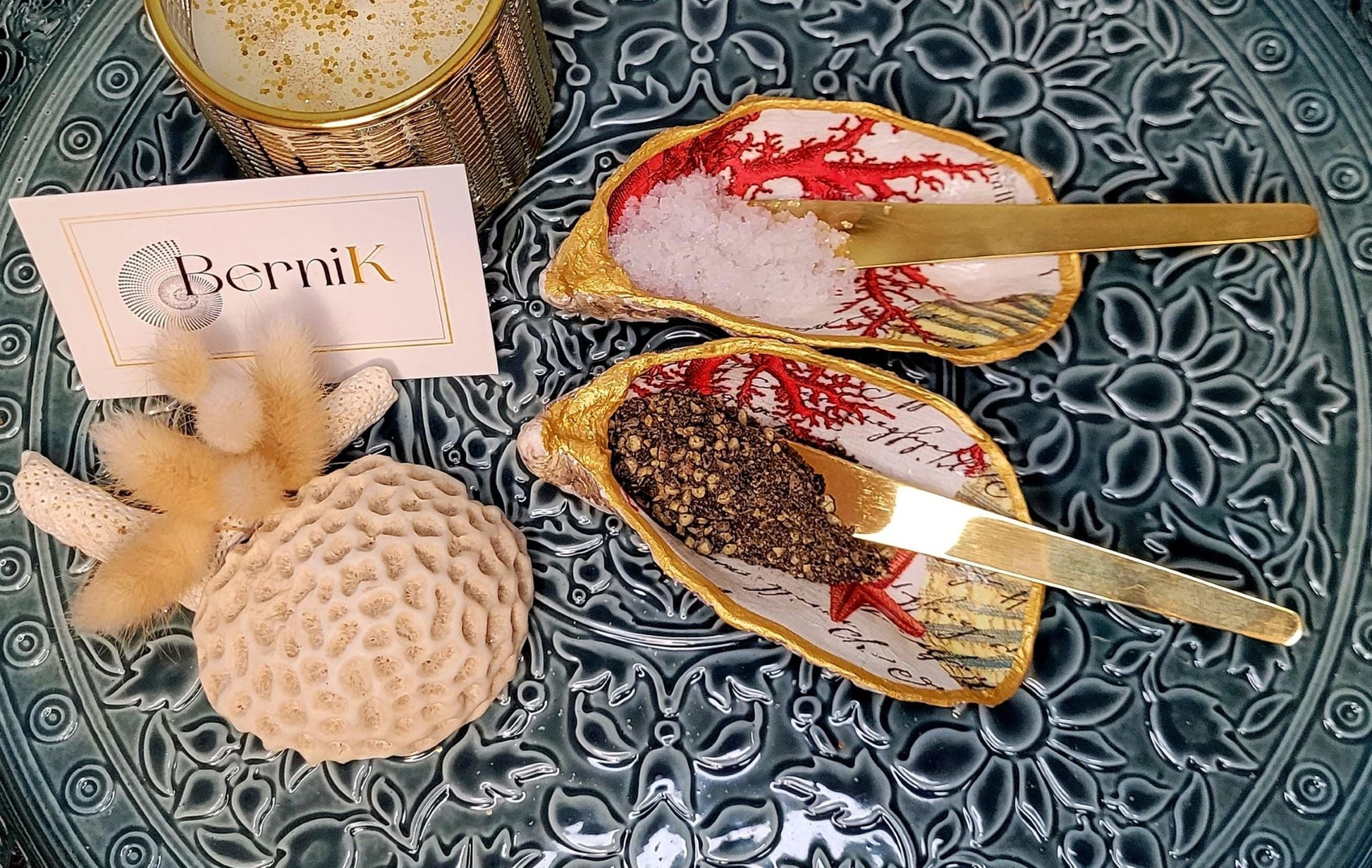 Sublimez vos repas avec cette salière et poivrière en coquille d'huître, décorées de corail rouge. Artisanat français pour une table raffinée.