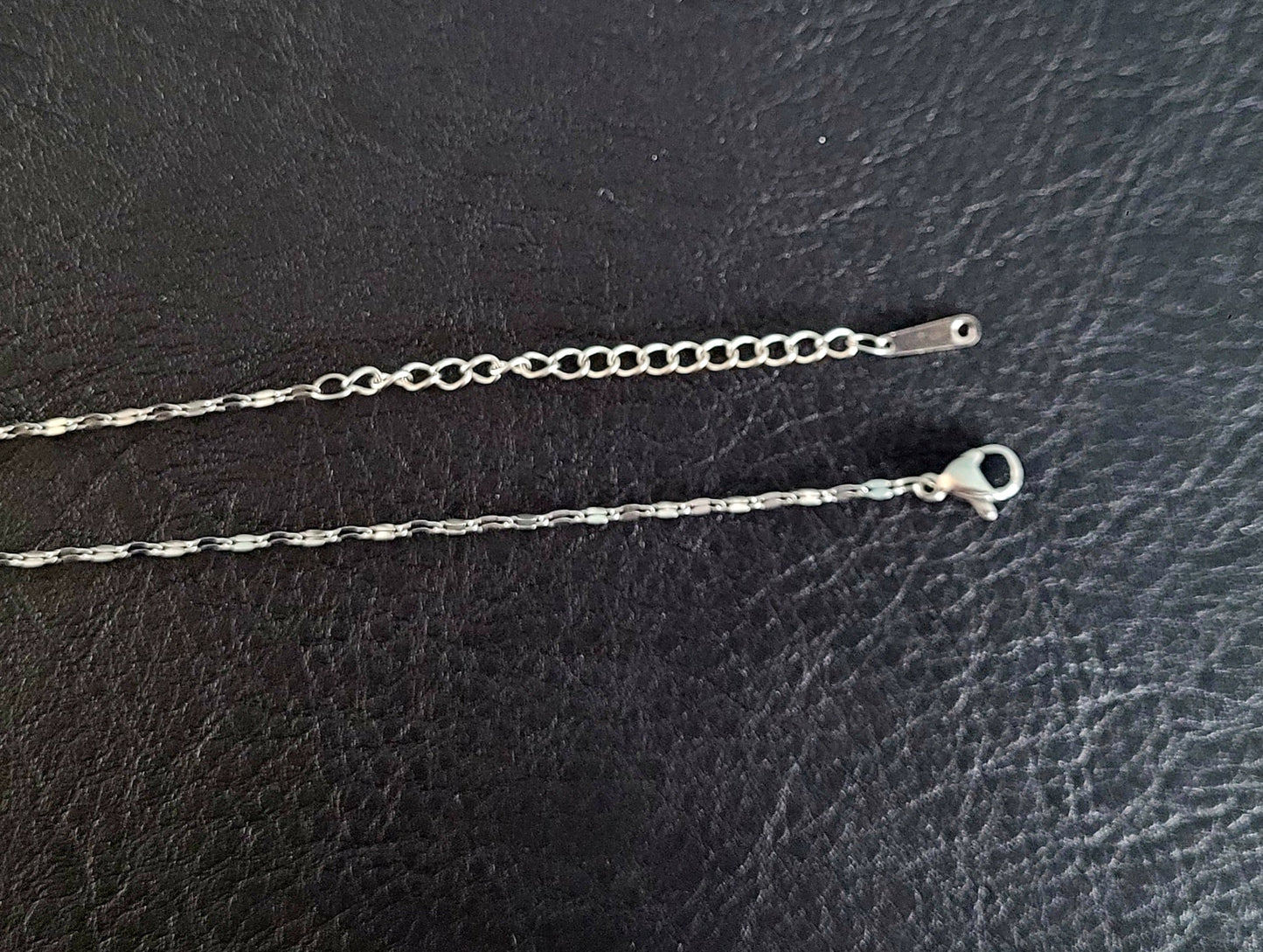 Collier en acier argenté, un bijou fin et original pour les amoureux de la mer.