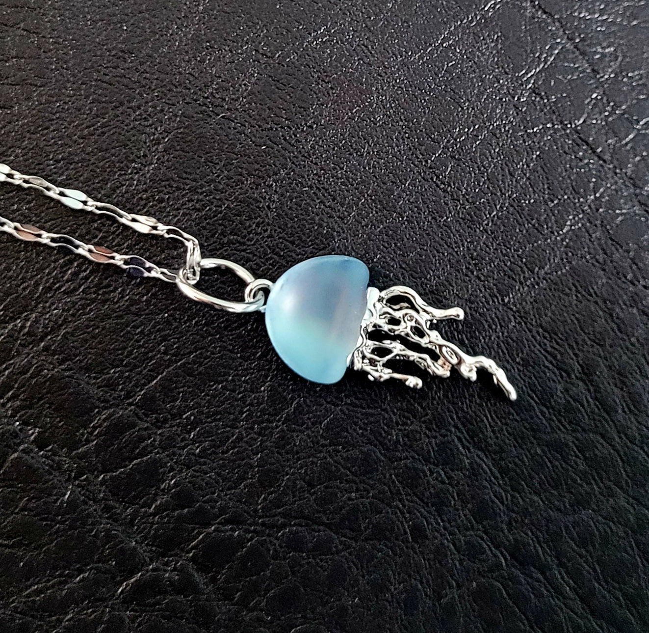 Élégant collier avec pendentif méduse bleue, parfait pour un style océanique.