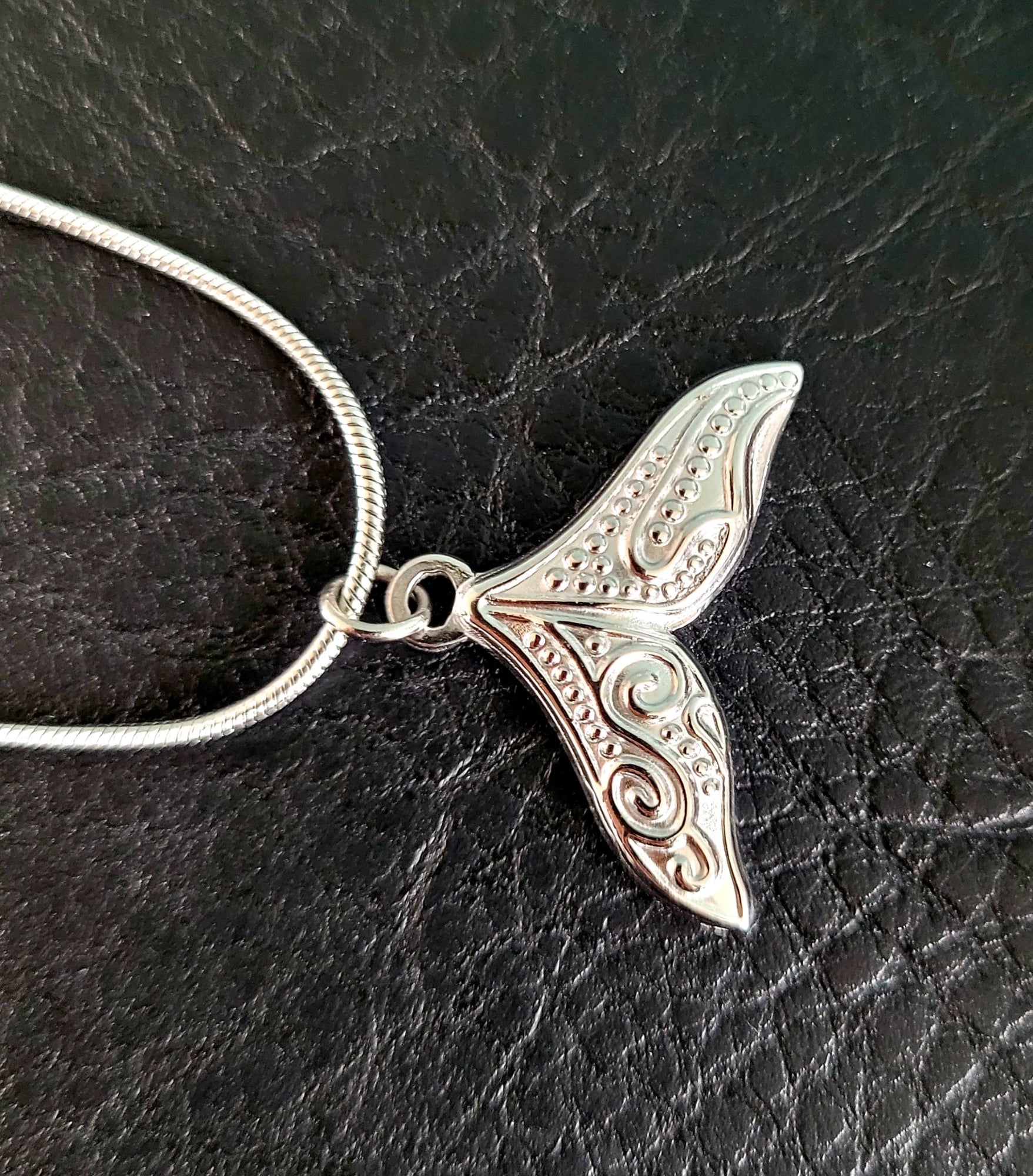 Collier en acier inoxydable avec pendentif queue de poisson, inspiré des traditions polynésiennes